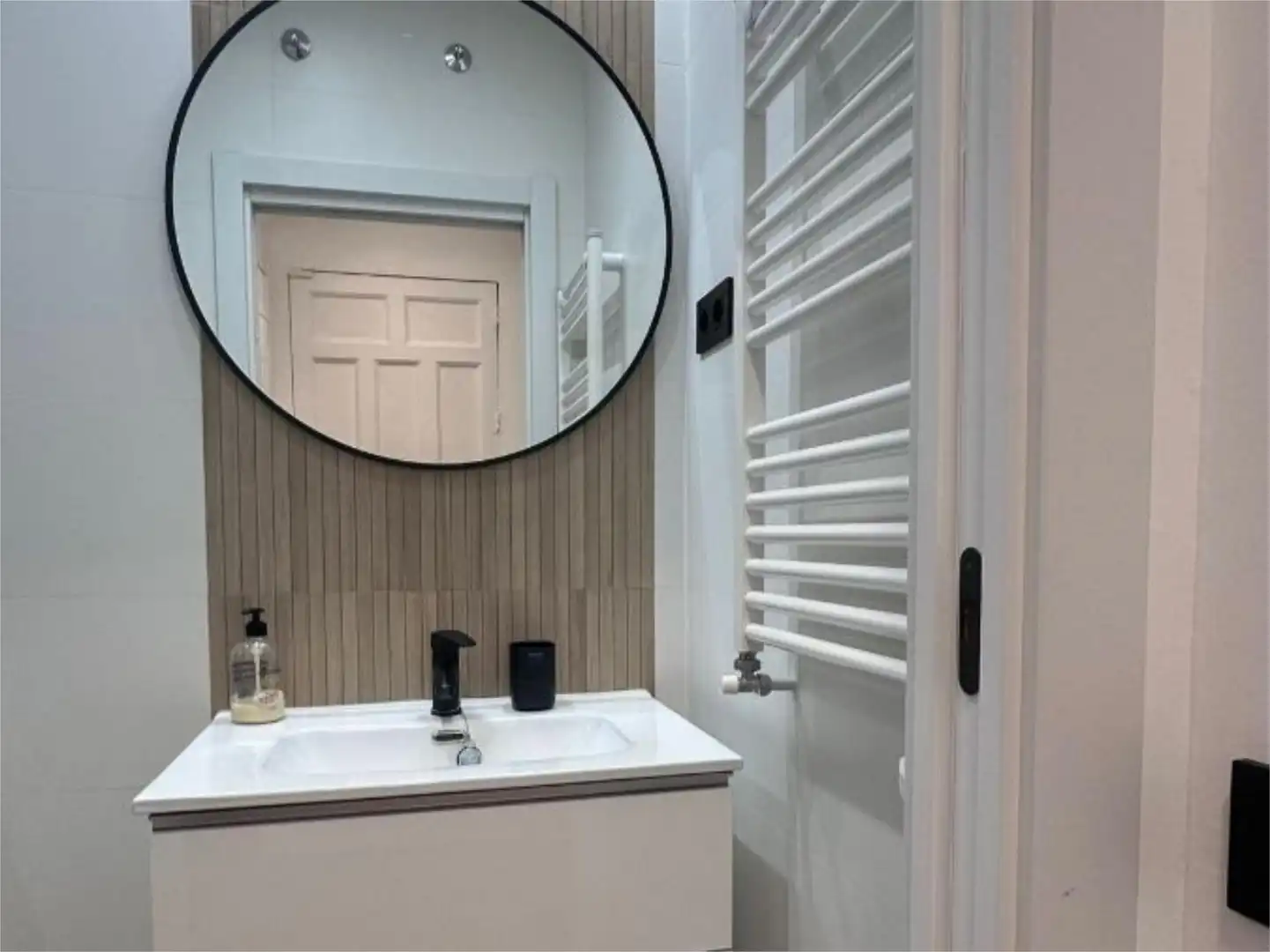 Piso en venta en Calle de Murcia, 30, Palos de Moguer Baño de Piso en venta en Madrid con Calefacción y Amueblado