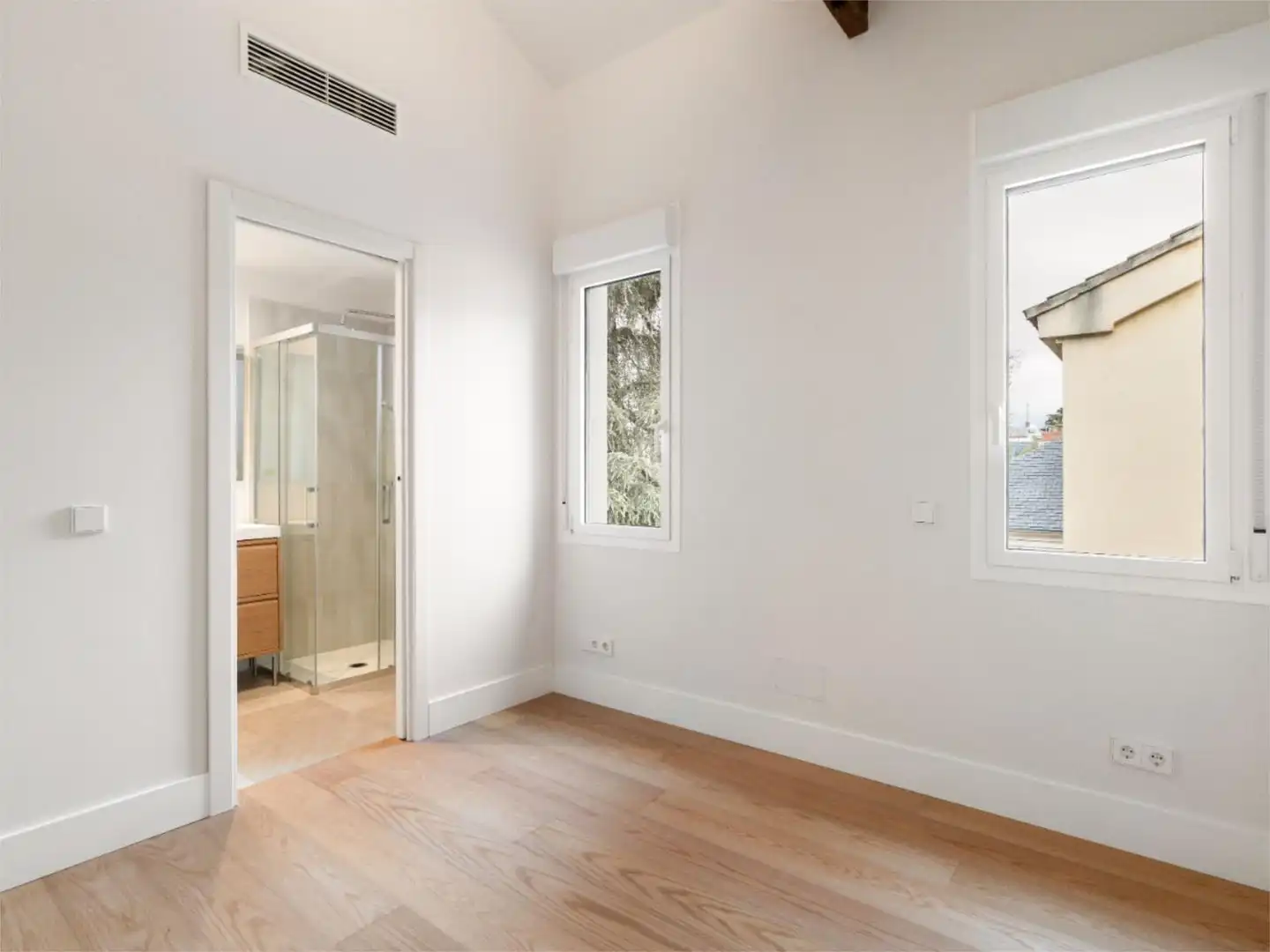Dúplex de lloguer a Calle del Darro, 6, El Viso Dormitori de Dúplex de lloguer en Madrid amb Aire condicionat, Calefacció i Jardí privat