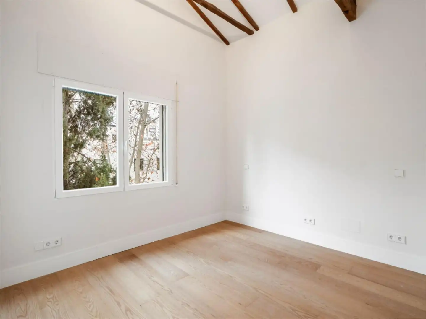 Dúplex de lloguer a Calle del Darro, 6, El Viso Dormitori de Dúplex de lloguer en Madrid amb Aire condicionat, Calefacció i Jardí privat