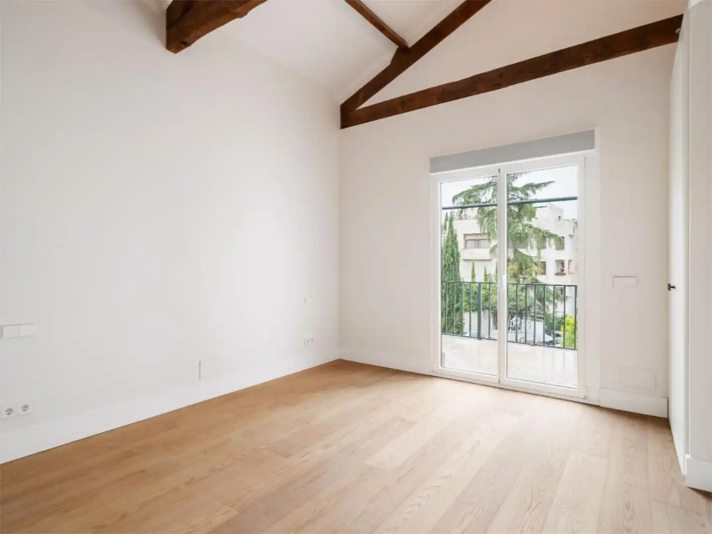 Dúplex de lloguer a Calle del Darro, 6, El Viso Dormitori de Dúplex de lloguer en Madrid amb Aire condicionat, Calefacció i Jardí privat