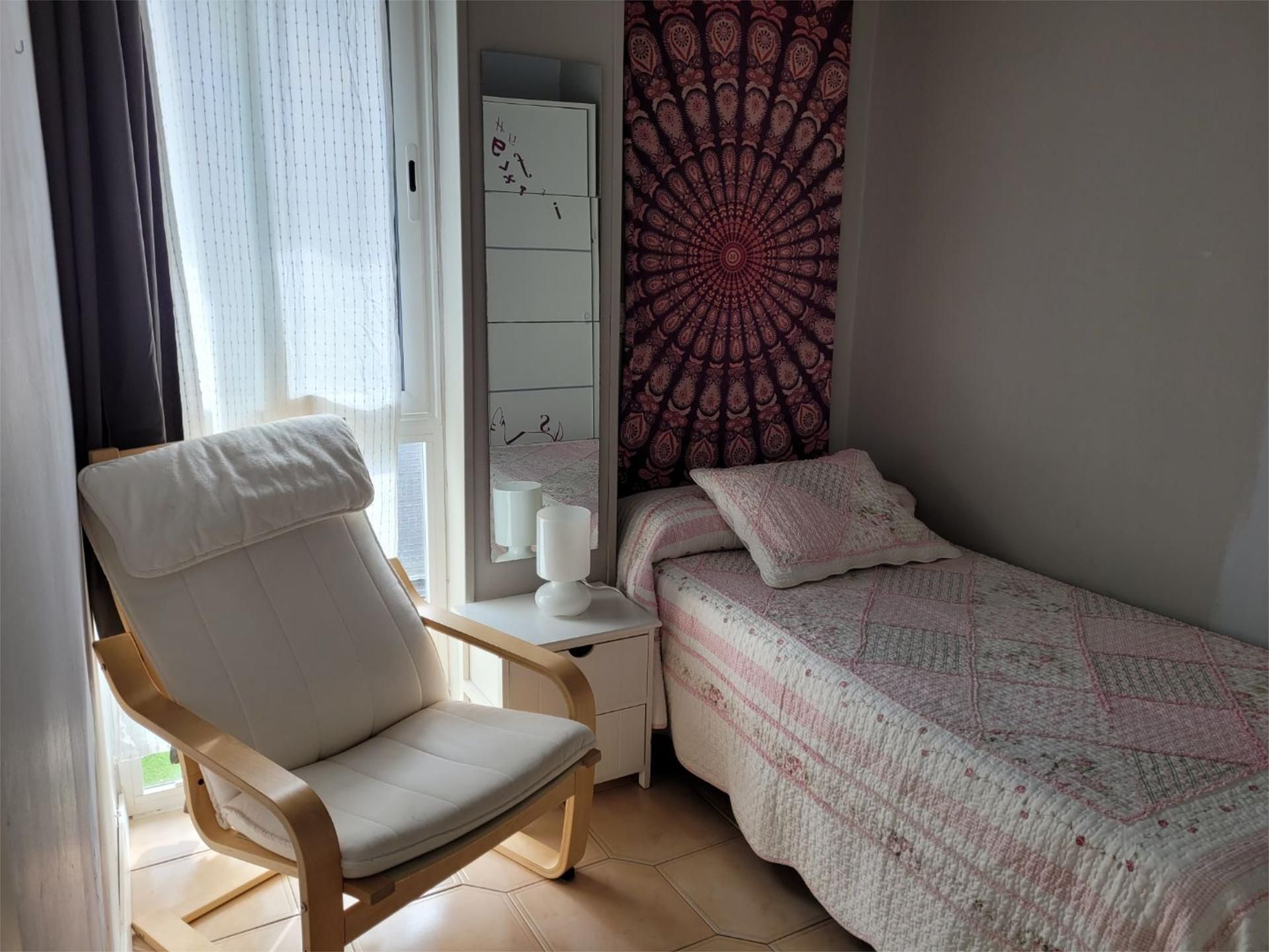 Dormitori de Pis per a compartir en  Barcelona Capital amb Moblat i Balcó