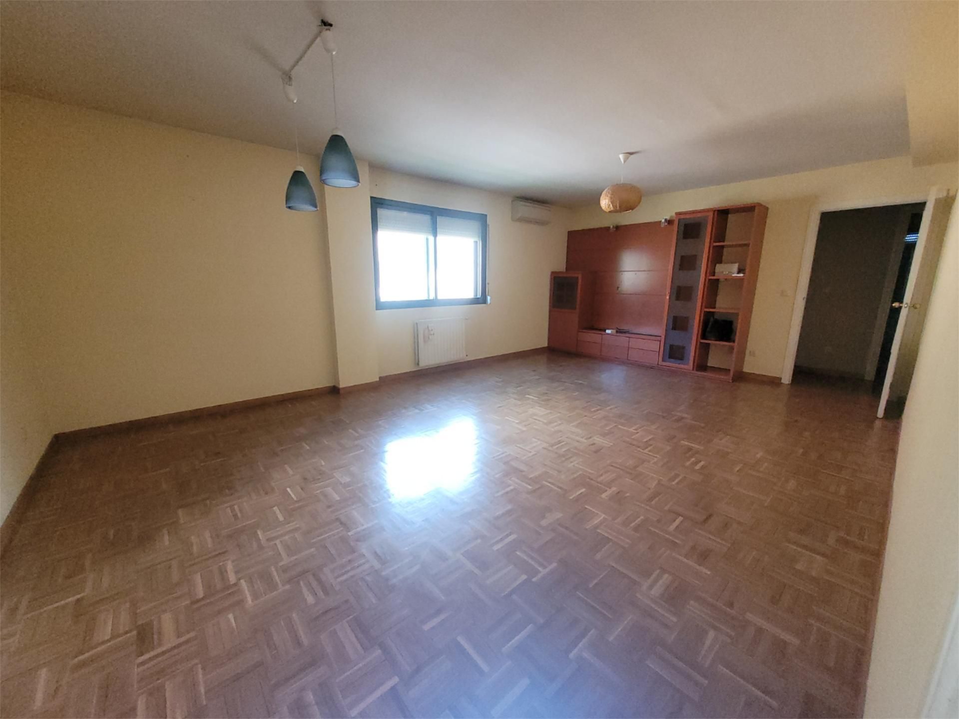 Living room of Flat to rent in San Lorenzo de El Escorial  with Air Conditioner, Heating and Parquet flooring