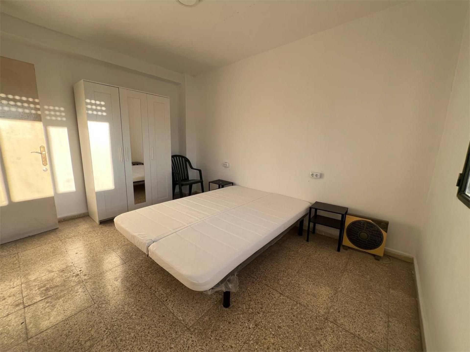 Dormitori de Pis per a compartir en Molina de Segura amb Moblat i Balcó