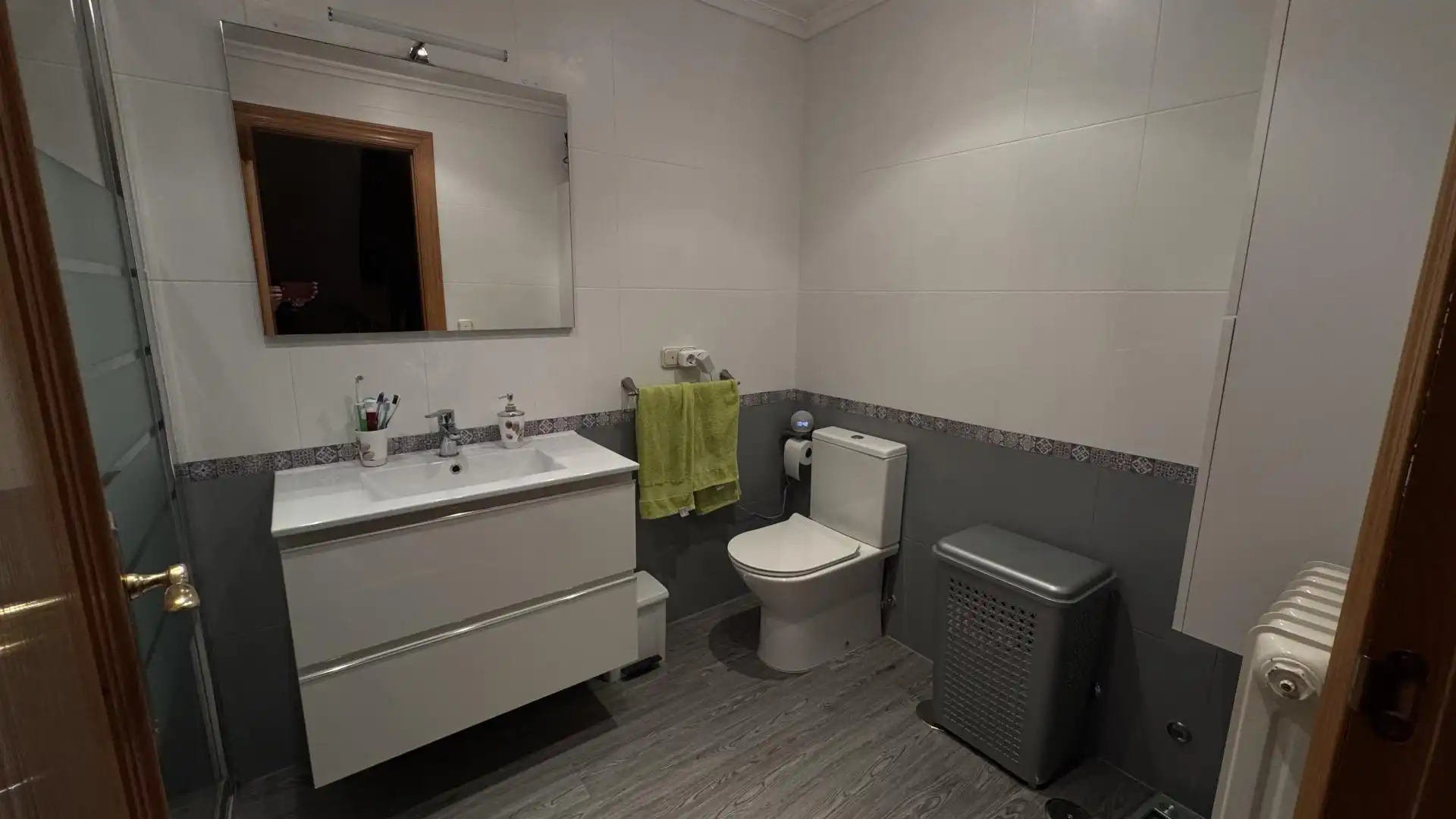 Houses for sale in Calle Viseu, 18, Vistahermosa Bathroom of Houses for sale in Salamanca Capital with Terrace, Swimming Pool and Balcony