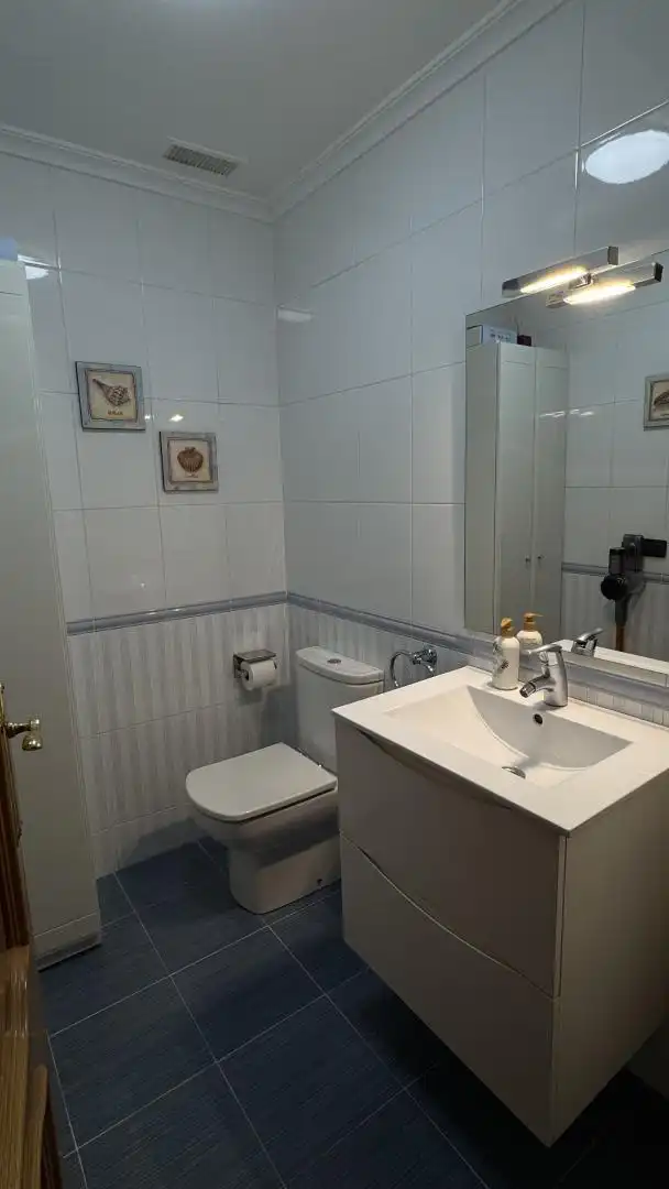Houses for sale in Calle Viseu, 18, Vistahermosa Bathroom of Houses for sale in Salamanca Capital with Terrace, Swimming Pool and Balcony