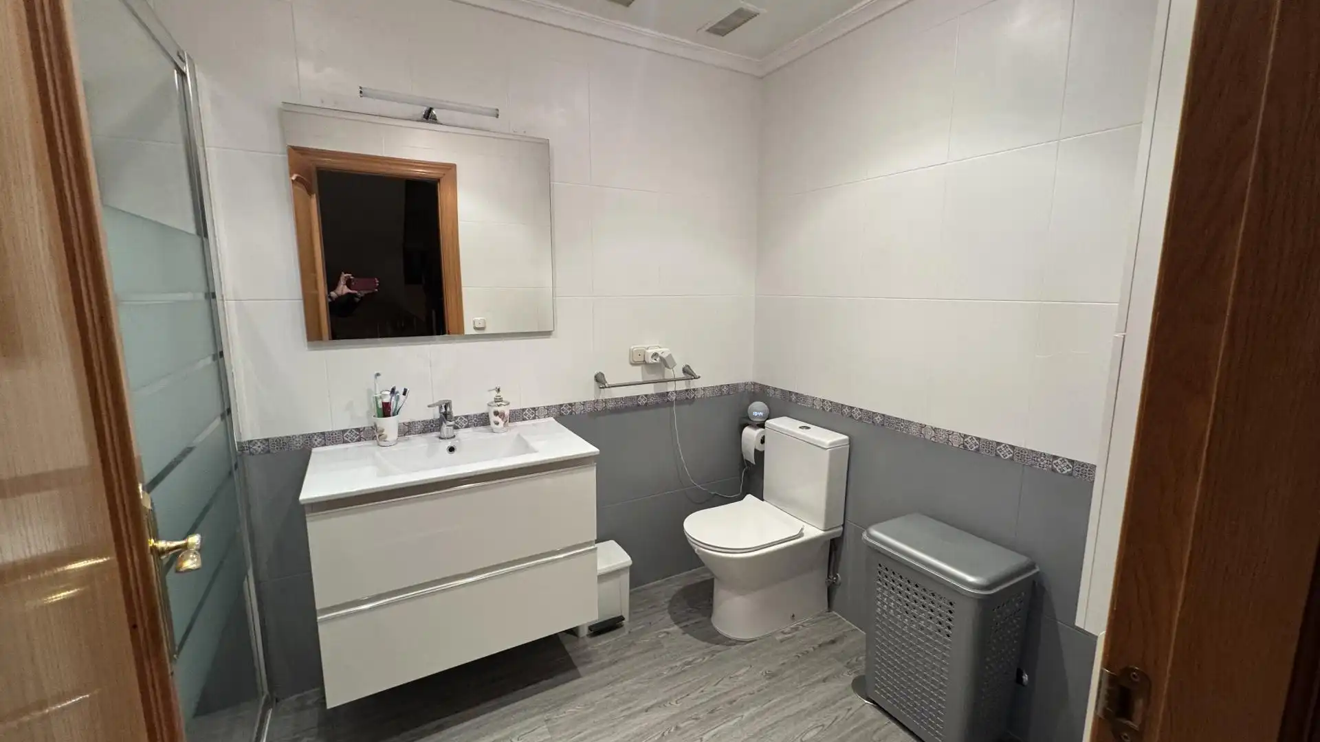 Houses for sale in Calle Viseu, 18, Vistahermosa Bathroom of Houses for sale in Salamanca Capital with Terrace, Swimming Pool and Balcony