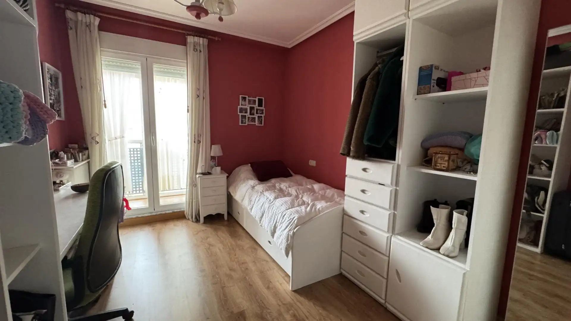 Houses for sale in Calle Viseu, 18, Vistahermosa Bedroom of Houses for sale in Salamanca Capital with Terrace, Swimming Pool and Balcony