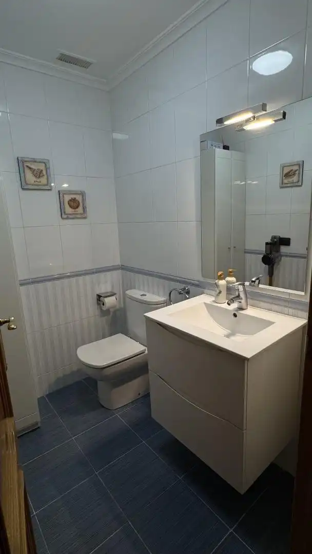 Houses for sale in Calle Viseu, 18, Vistahermosa Bathroom of Houses for sale in Salamanca Capital with Terrace, Swimming Pool and Balcony