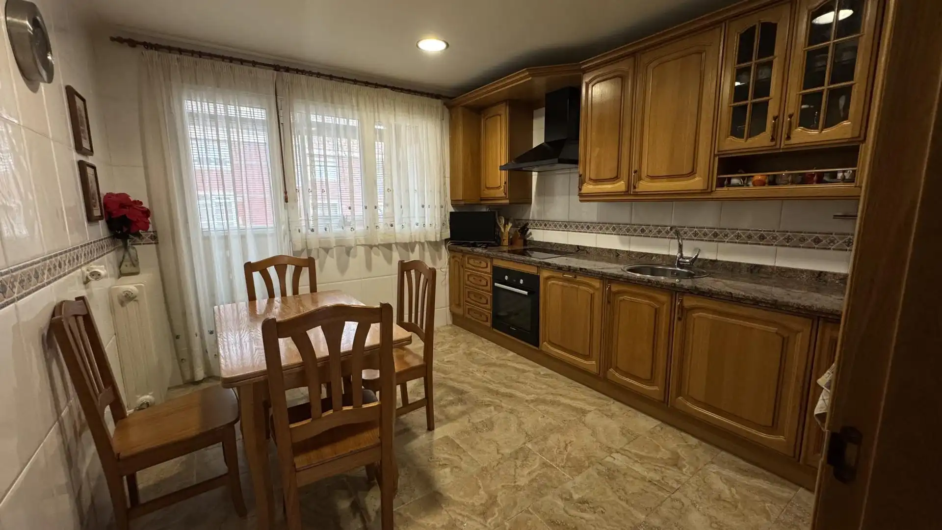 Houses for sale in Calle Viseu, 18, Vistahermosa Kitchen of Houses for sale in Salamanca Capital with Terrace, Swimming Pool and Balcony