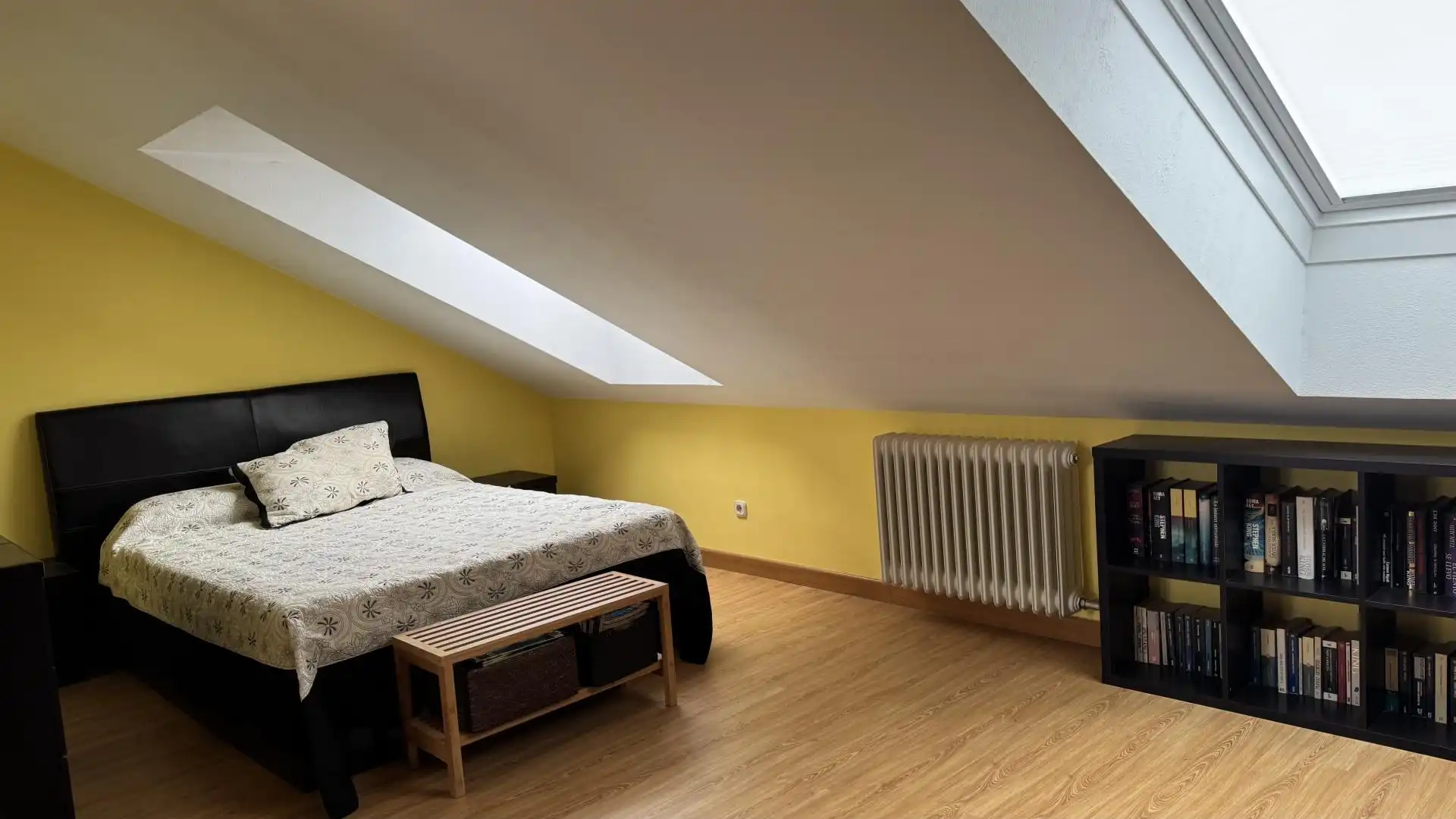 Houses for sale in Calle Viseu, 18, Vistahermosa Bedroom of Houses for sale in Salamanca Capital with Terrace, Swimming Pool and Balcony