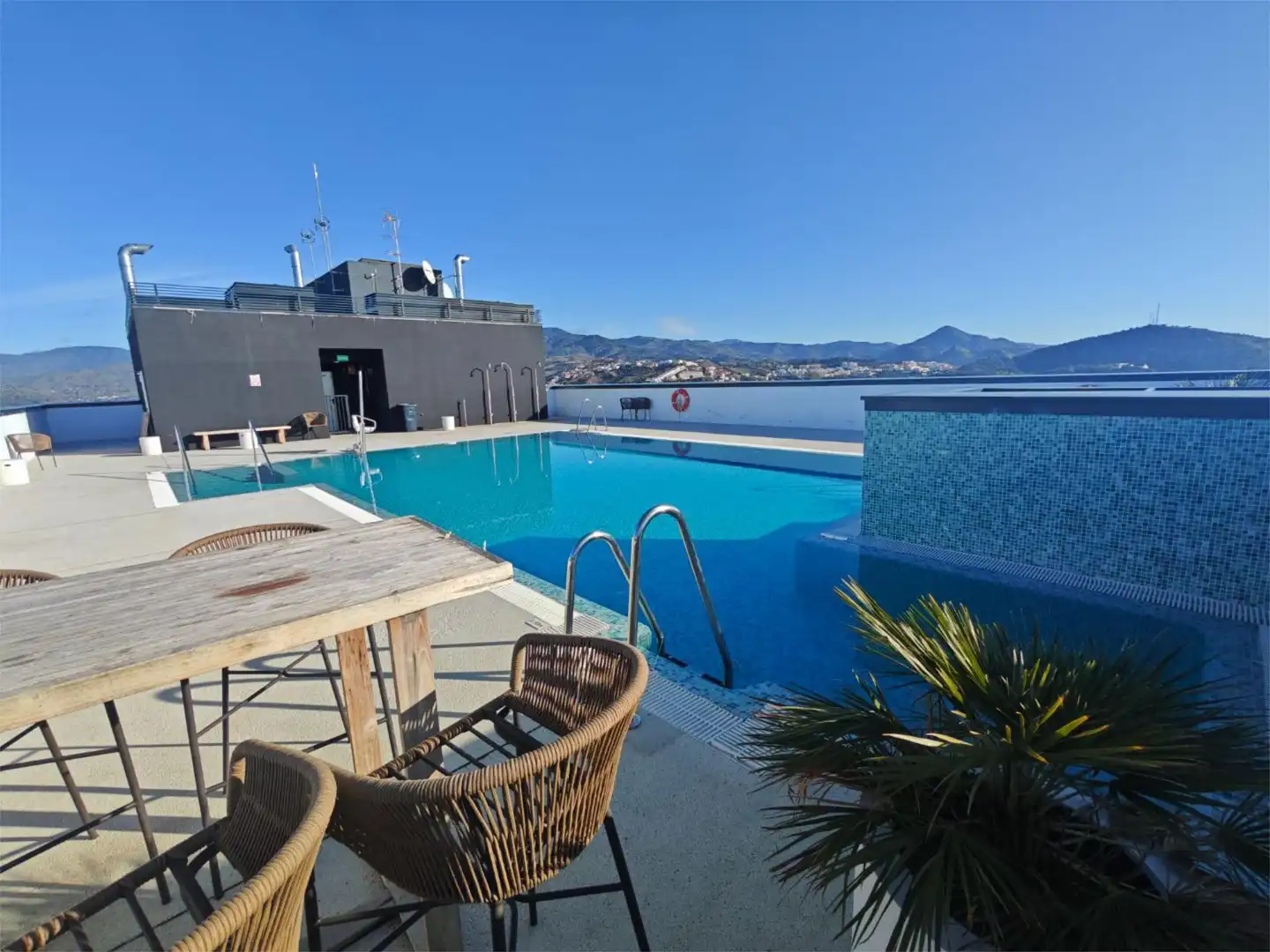 Wohnung zur Miete in Paseo Martiricos, 40, Martiricos - La Roca - La Rosaleda Schwimmbecken von Wohnung zur Miete in Málaga mit Klimaanlage, Heizung und Schwimmbad