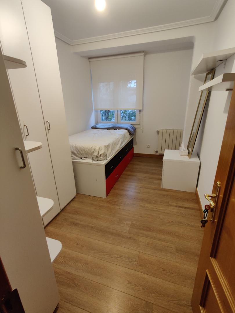 Flat to share in Calle Diego Laínez, 7, Los Vadillos - R. Sanitaria - Pozanos Bedroom of Flat to share in Burgos Capital with Heating, Parquet flooring and Furnished