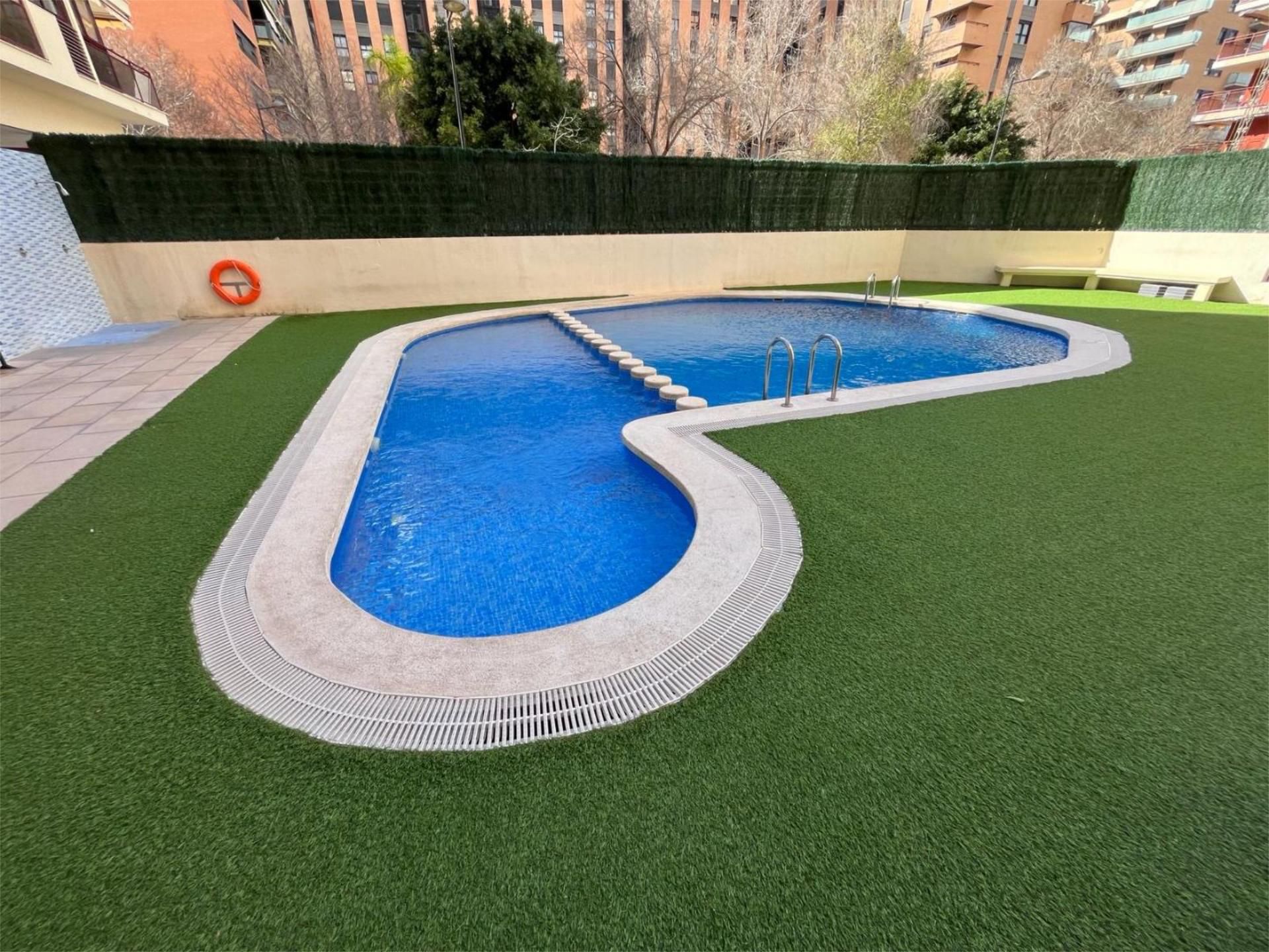 Swimming pool of Flat for sale in  Valencia Capital  with Air Conditioner, Terrace and Swimming Pool