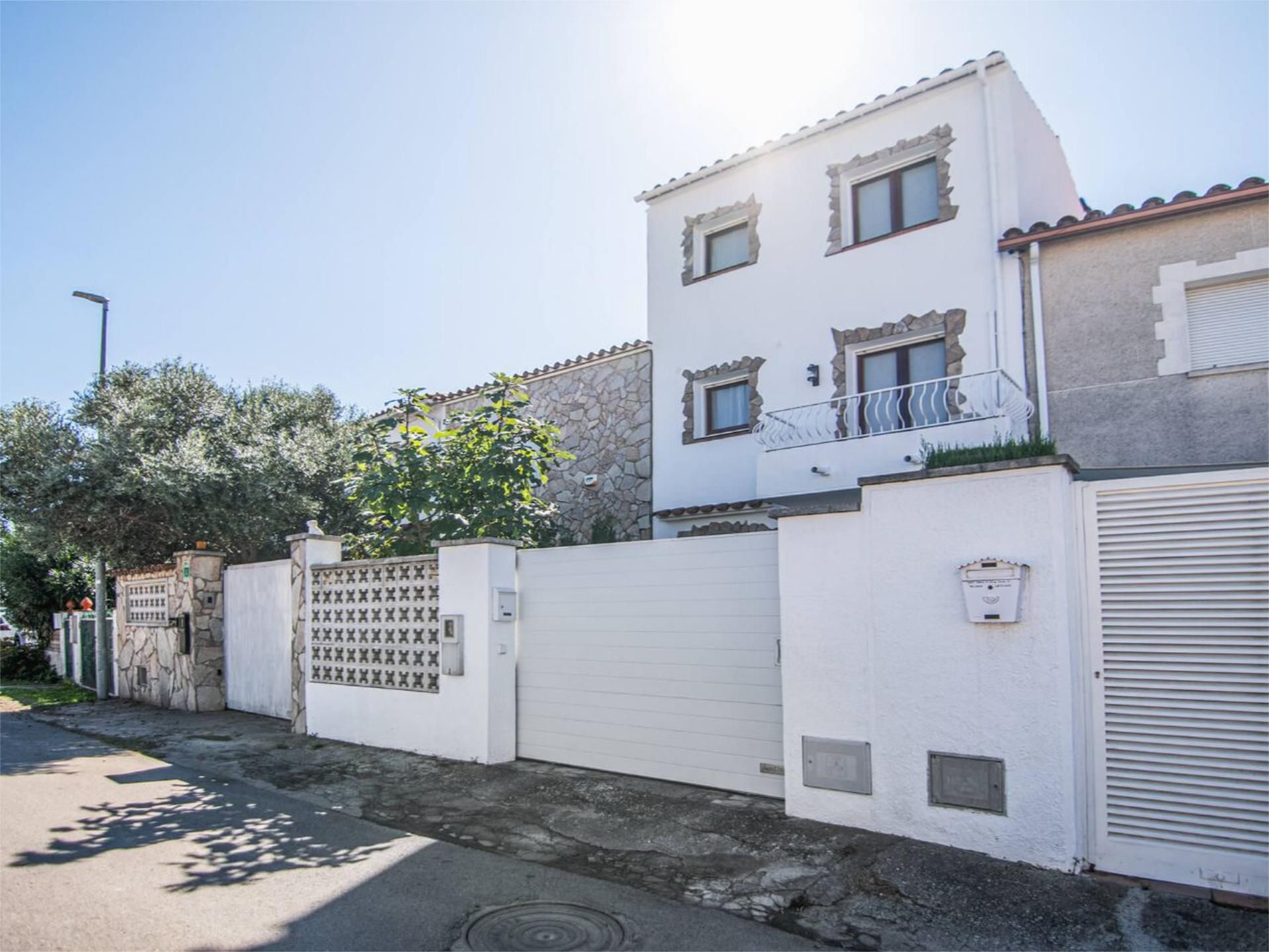 Exterior view of Single-family semi-detached for sale in Carrer Sant Maurici, 155,   with Air Conditioner, Terrace and Balcony