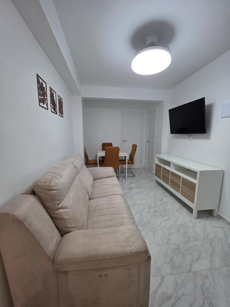 Sala d'estar de Pis de lloguer en  Sevilla Capital amb Aire condicionat, Moblat i Rentadora