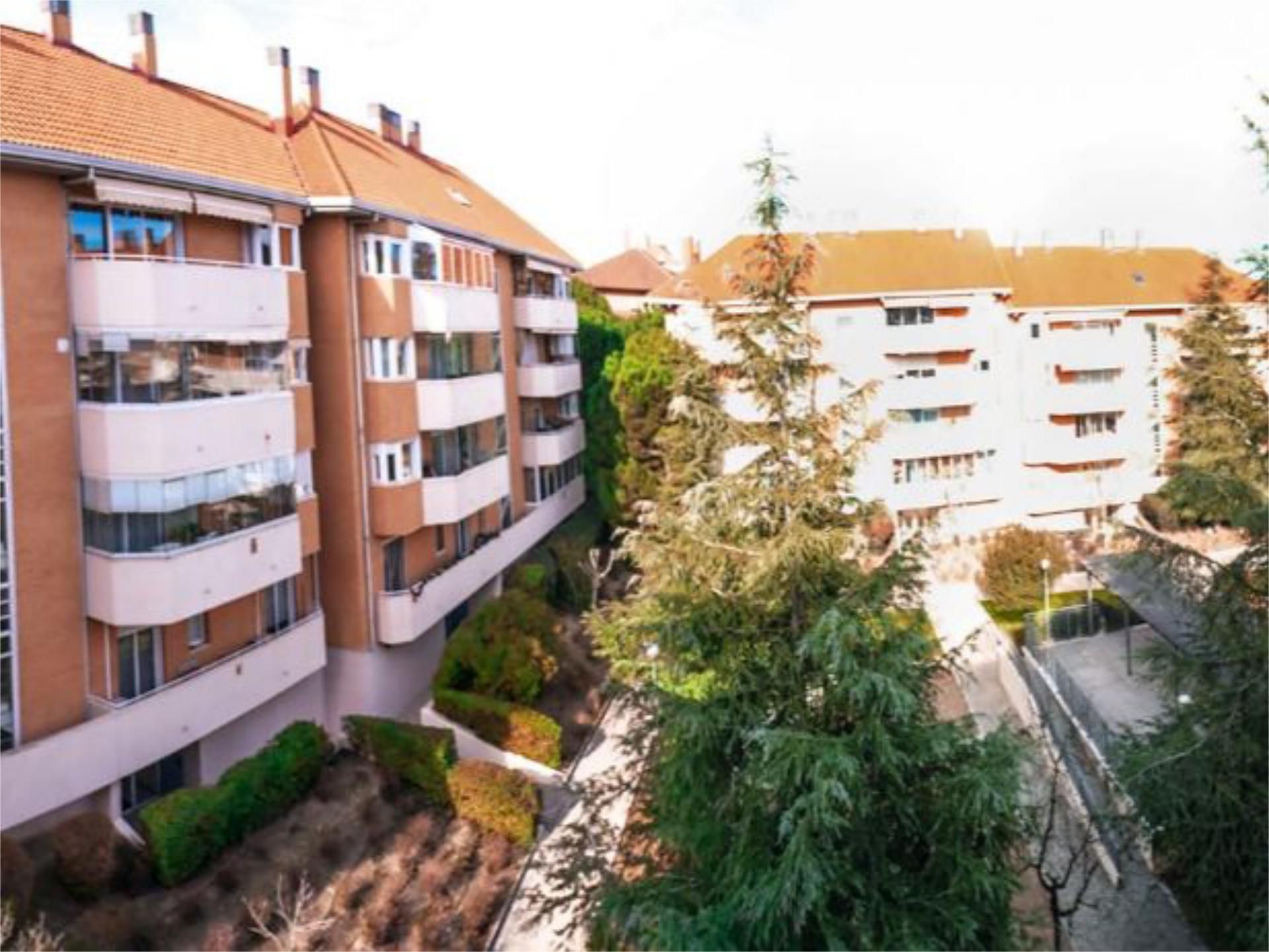 Vista exterior de Pis en venda en Boadilla del Monte amb Aire condicionat, Terrassa i Piscina