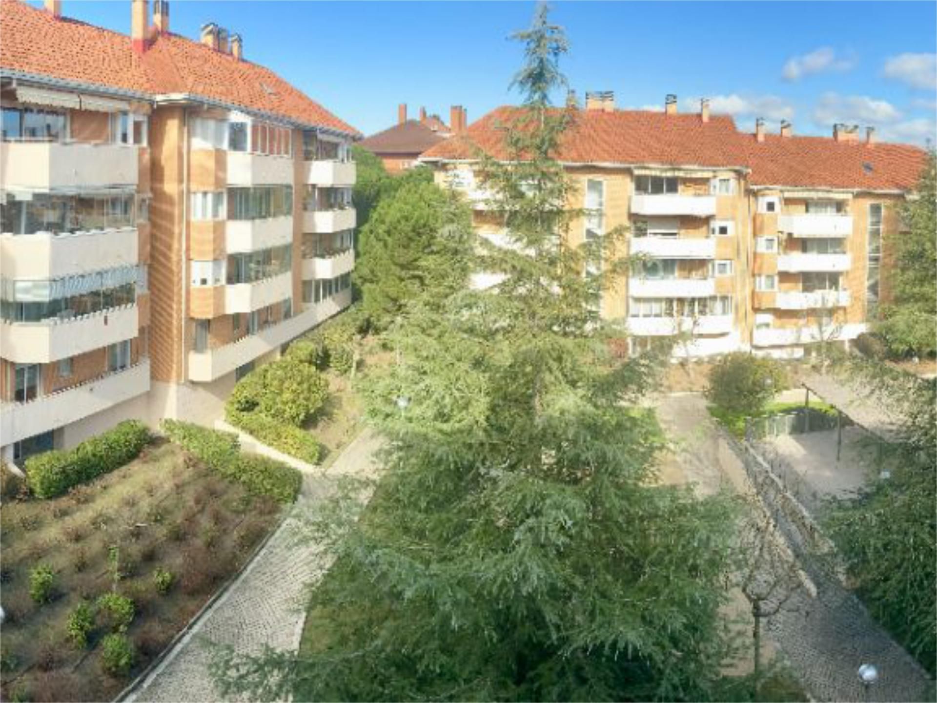 Vista exterior de Piso en venta en Boadilla del Monte con Aire acondicionado, Terraza y Piscina