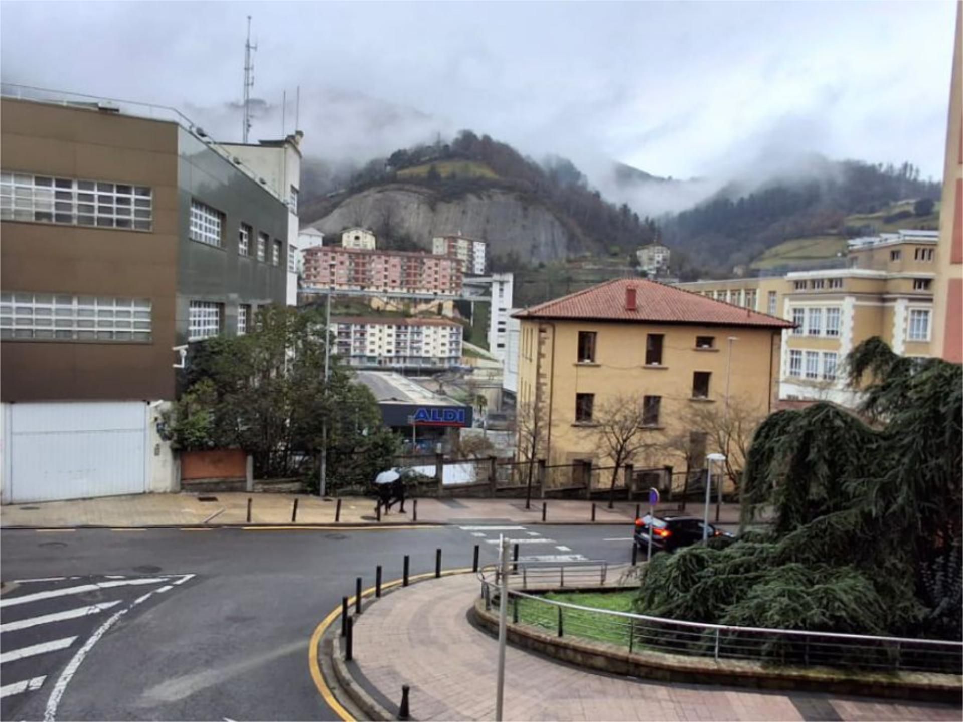 Vista exterior de Pis en venda en Eibar