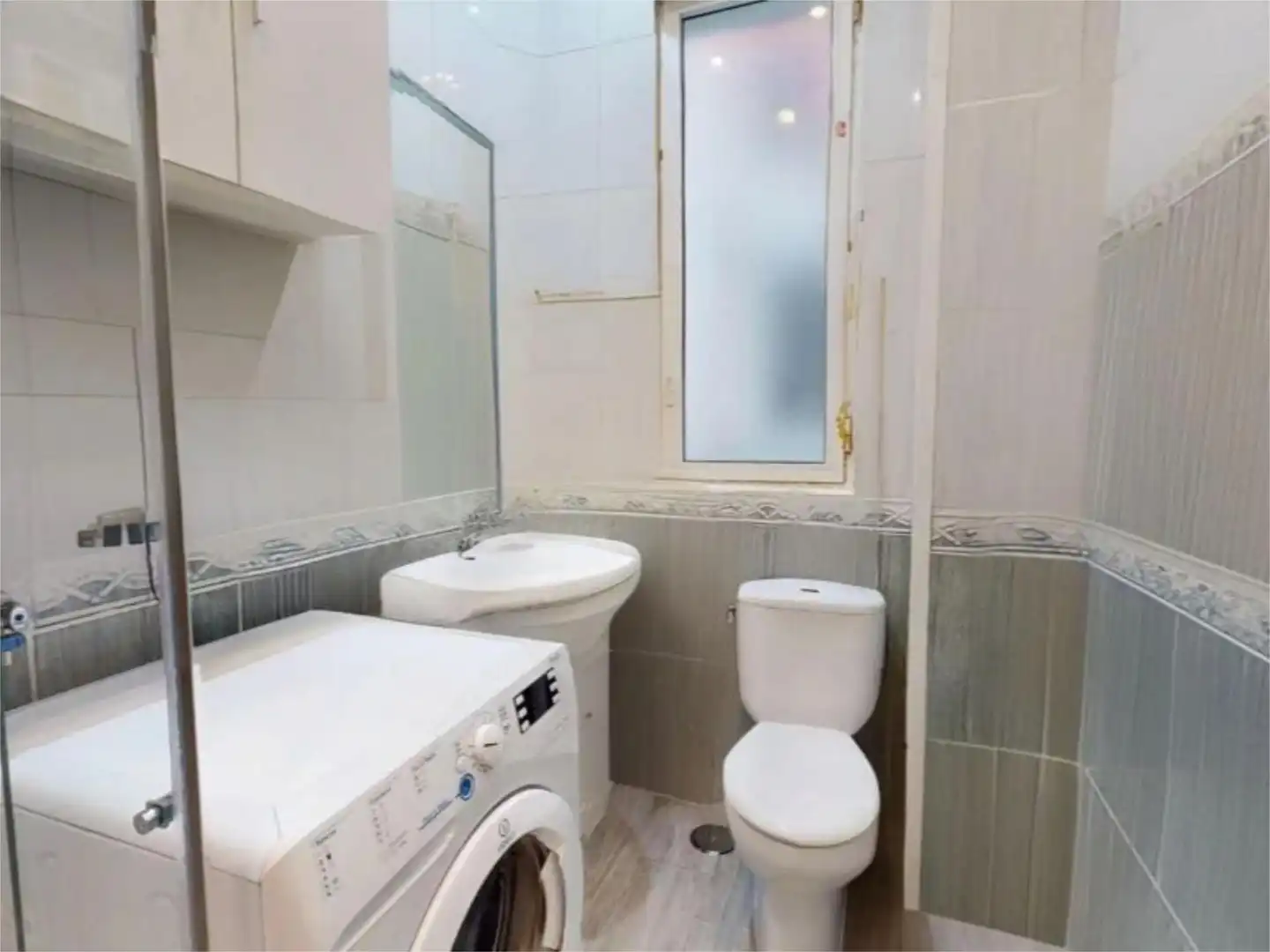 Flat for sale in Calle de Fernández de Los Ríos, 27, Arapiles Bathroom of Flat for sale in Madrid Capital with Air Conditioner and Balcony