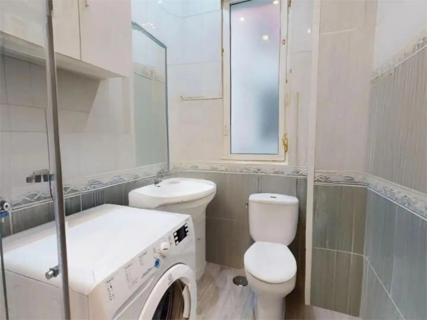 Flat for sale in Calle de Fernández de Los Ríos, 27, Arapiles Bathroom of Flat for sale in Madrid Capital with Air Conditioner and Balcony