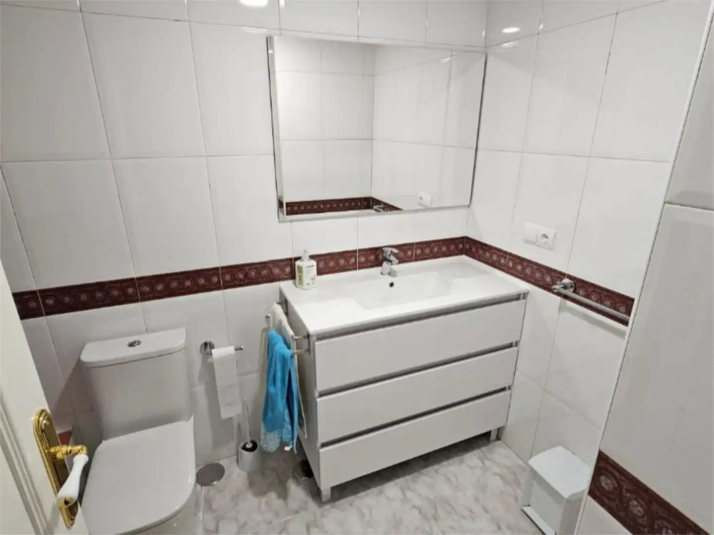 Habitación en Calle Saturnino Cachon, 22, Zona Alta Baño de Casa adosada para compartir en Ponferrada con Calefacción, Parquet y Amueblado