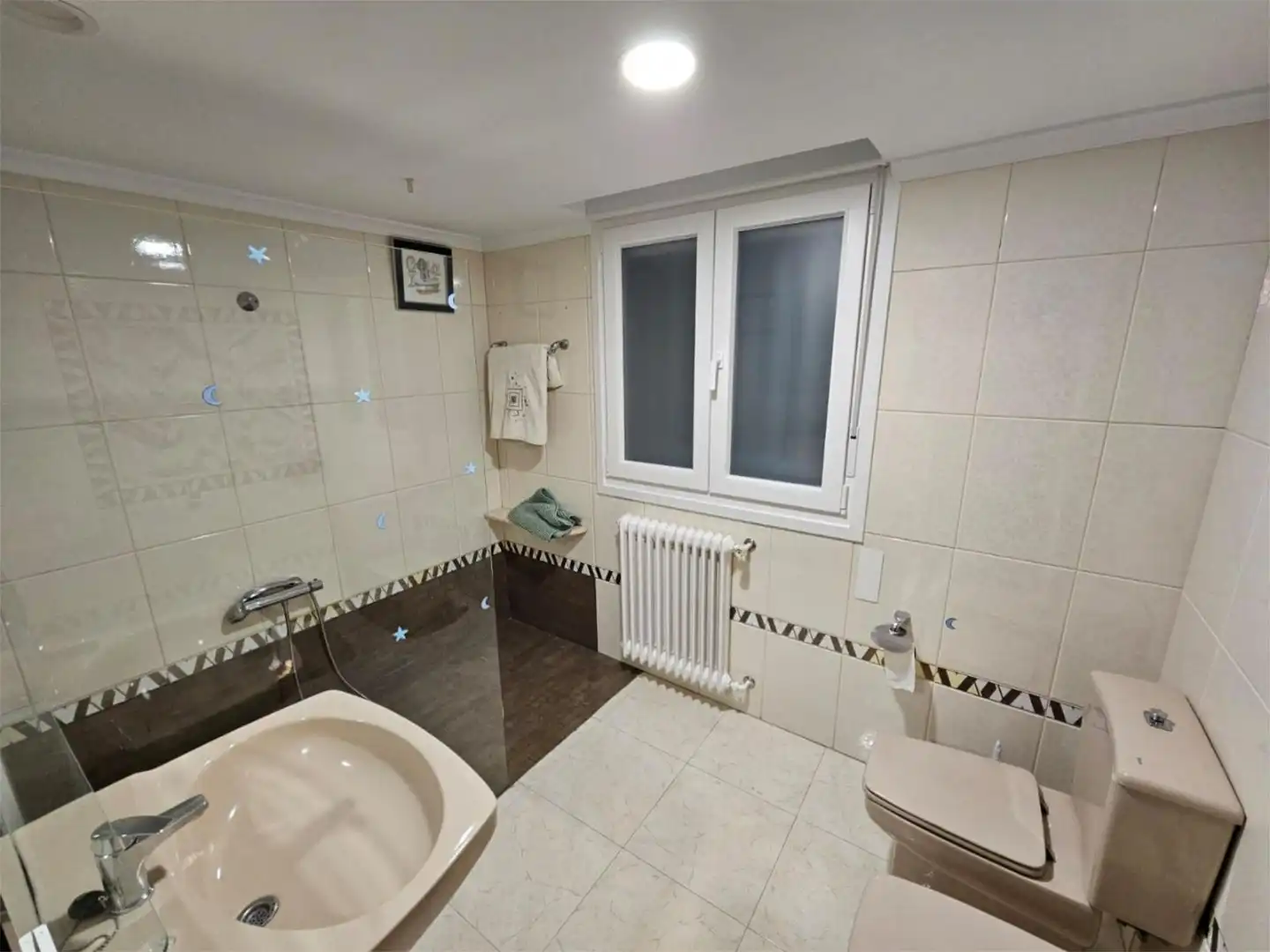 Habitación en Calle Saturnino Cachon, 22, Zona Alta Baño de Casa adosada para compartir en Ponferrada con Calefacción, Parquet y Amueblado