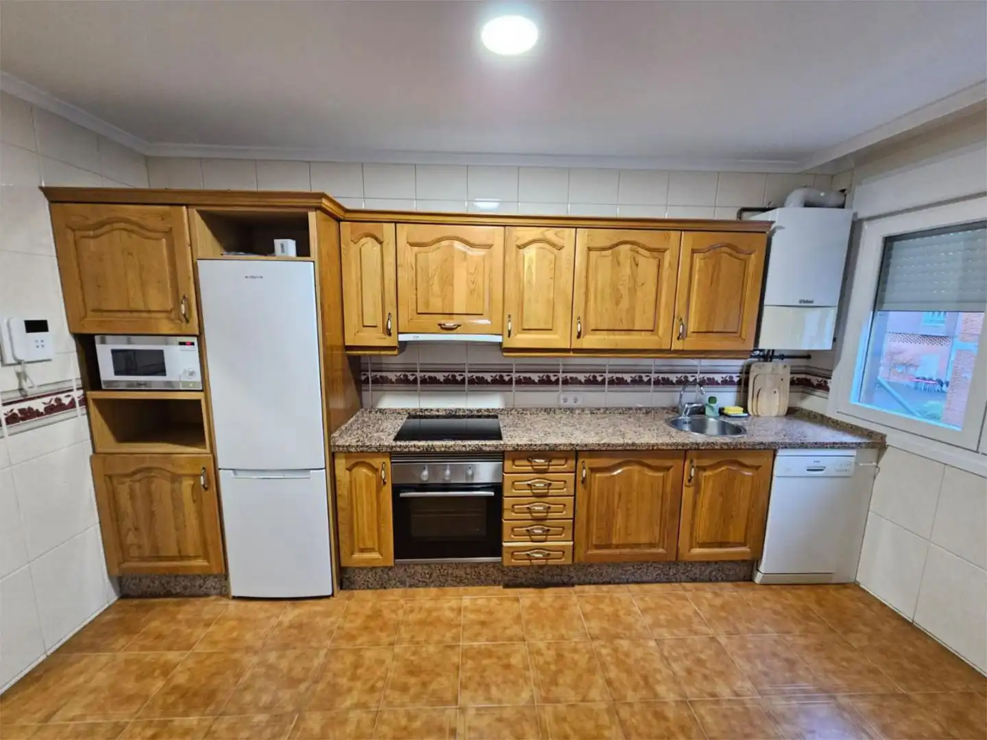 Habitación en Calle Saturnino Cachon, 22, Zona Alta Cocina de Casa adosada para compartir en Ponferrada con Calefacción, Parquet y Amueblado