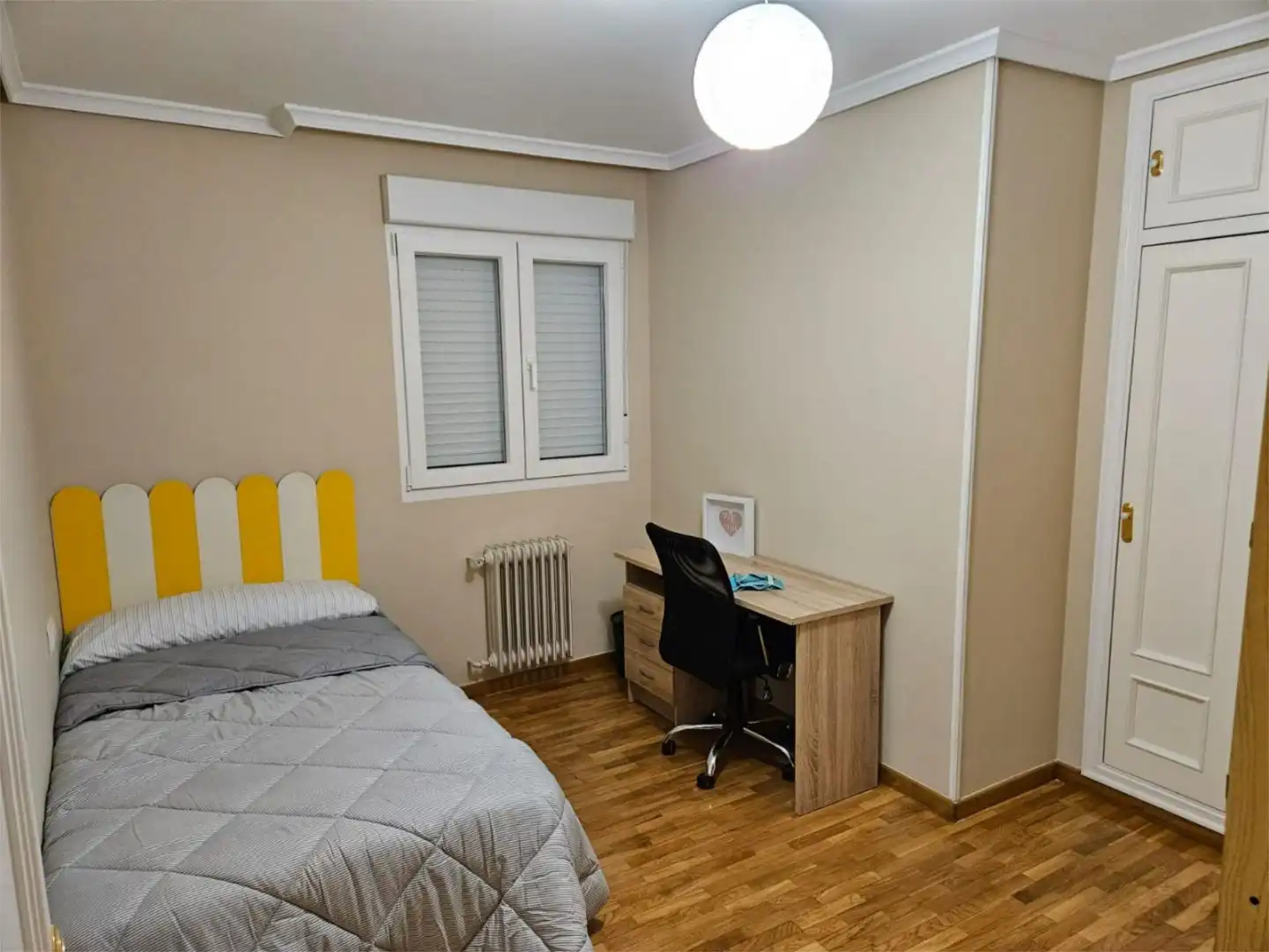 Habitación en Calle Saturnino Cachon, 22, Zona Alta Habitación de Casa adosada para compartir en Ponferrada con Calefacción, Parquet y Amueblado
