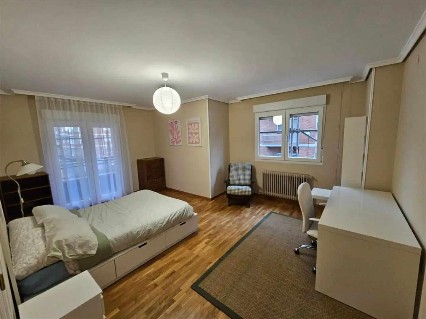 Habitación en Calle Saturnino Cachon, 22, Zona Alta Habitación de Casa adosada para compartir en Ponferrada con Calefacción, Parquet y Amueblado