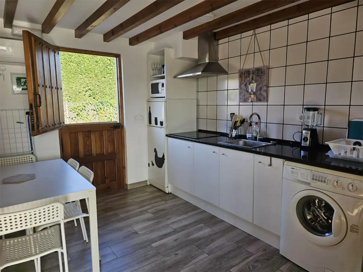 Cocina de Casa adosada de alquiler en Valdáliga con Aire acondicionado, Calefacción y Jardín privado