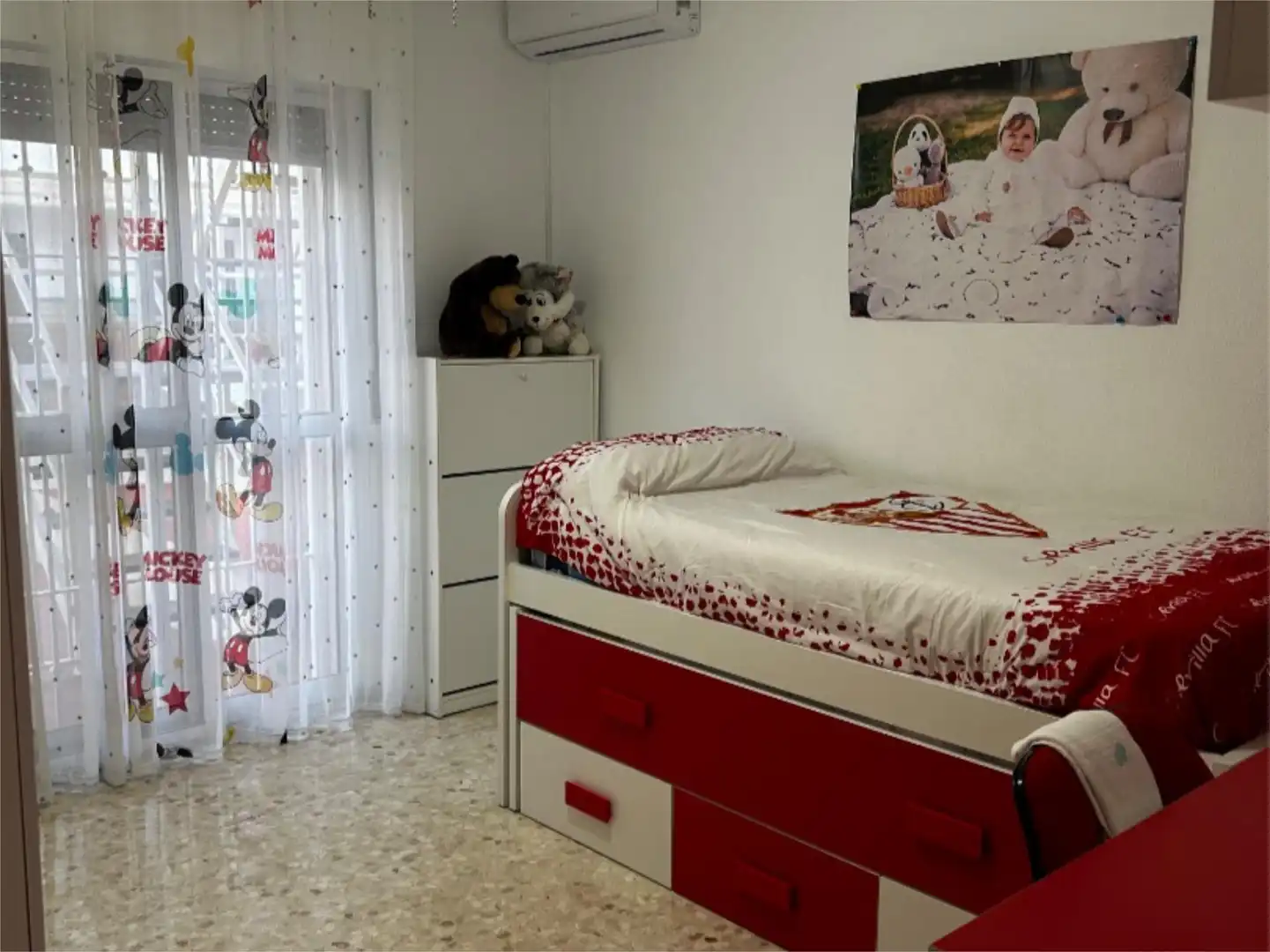 Dormitori de Casa adosada en venda en La Rinconada amb Aire condicionat, Terrassa i Balcó