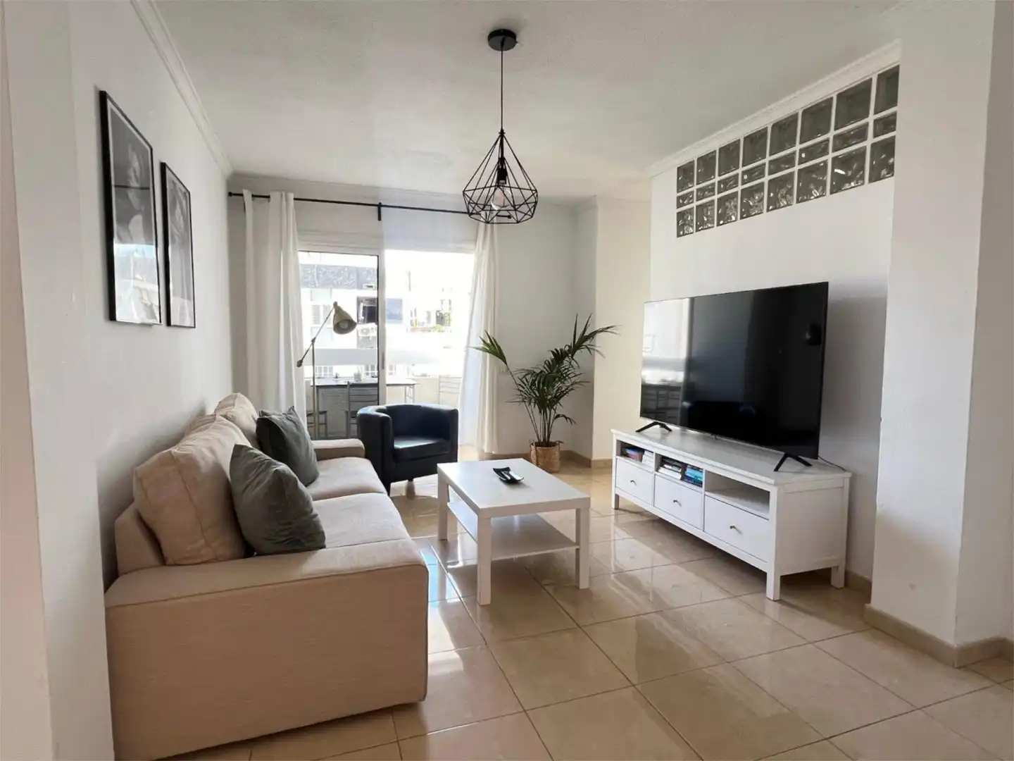 Pis de lloguer a Plaza del Hierro, 1, San Fernando Sala d'estar de Pis de lloguer en San Bartolomé de Tirajana amb Aire condicionat, Calefacció i Traster