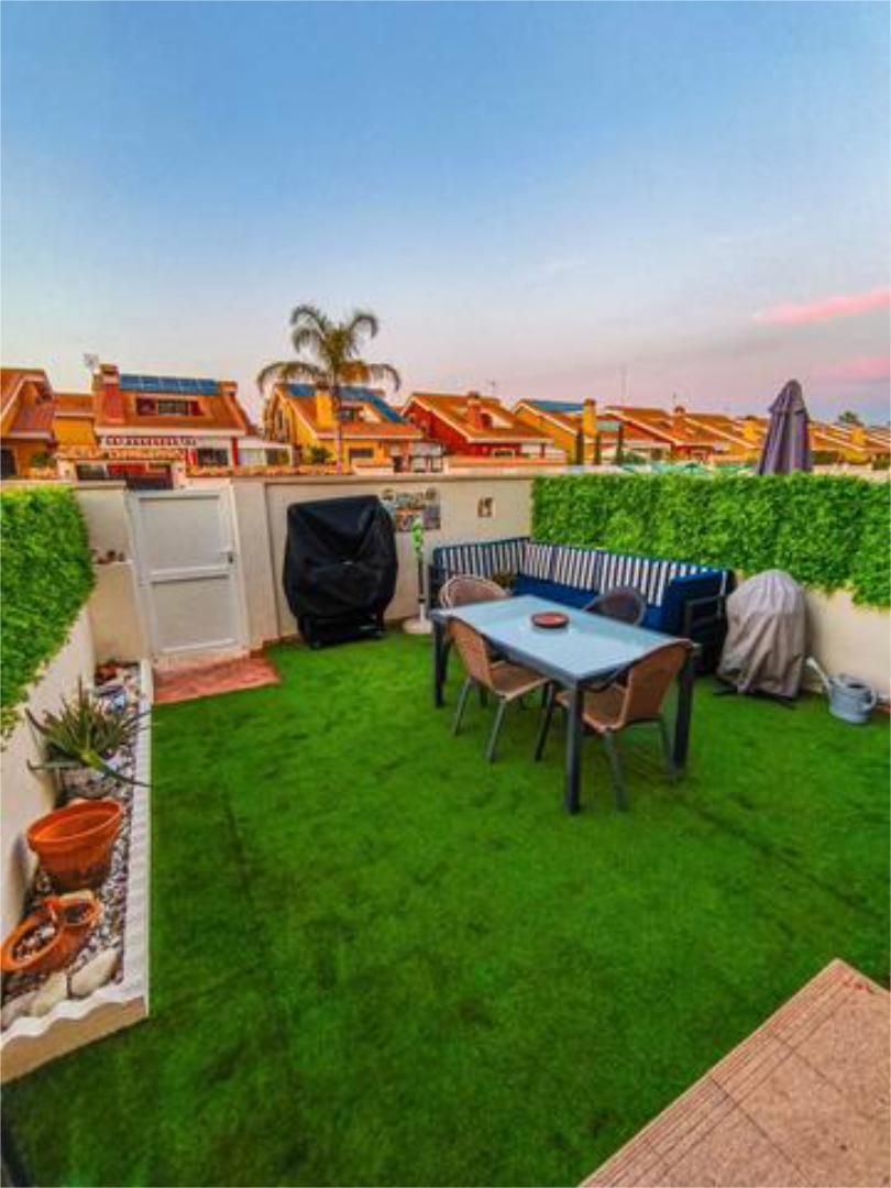 Terrassa de Casa adosada en venda en Guardamar del Segura amb Terrassa i Piscina