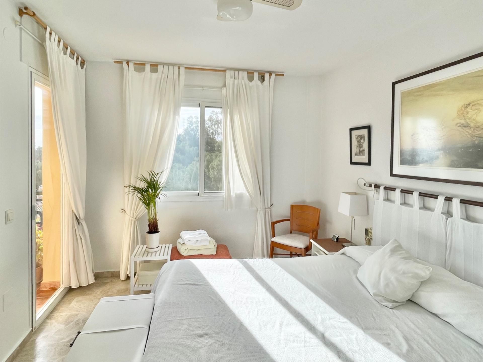 Pis en venda a Calle Matagallo, 84, Cerrado de Calderón - Hacienda Paredes Dormitori de Pis en venda en Málaga Capital amb Aire condicionat, Terrassa i Piscina