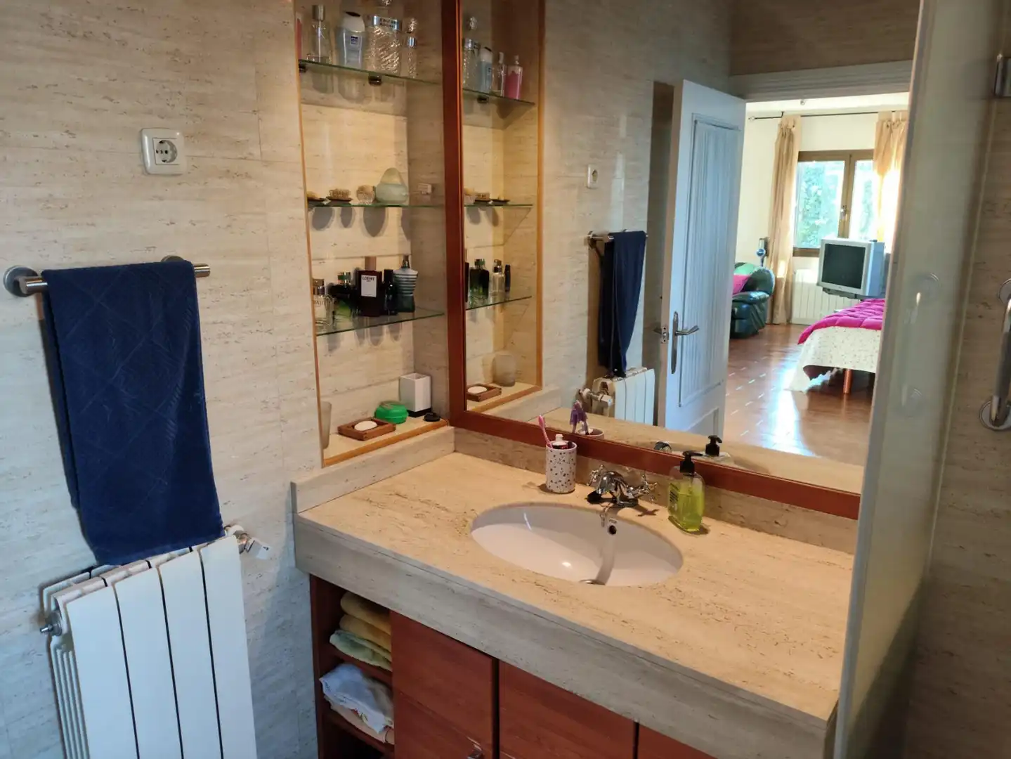 Houses for sale in Calle de San Lázaro, 72, Buitrago del Lozoya Bathroom of Houses for sale in Buitrago del Lozoya with Air Conditioner, Terrace and Swimming Pool