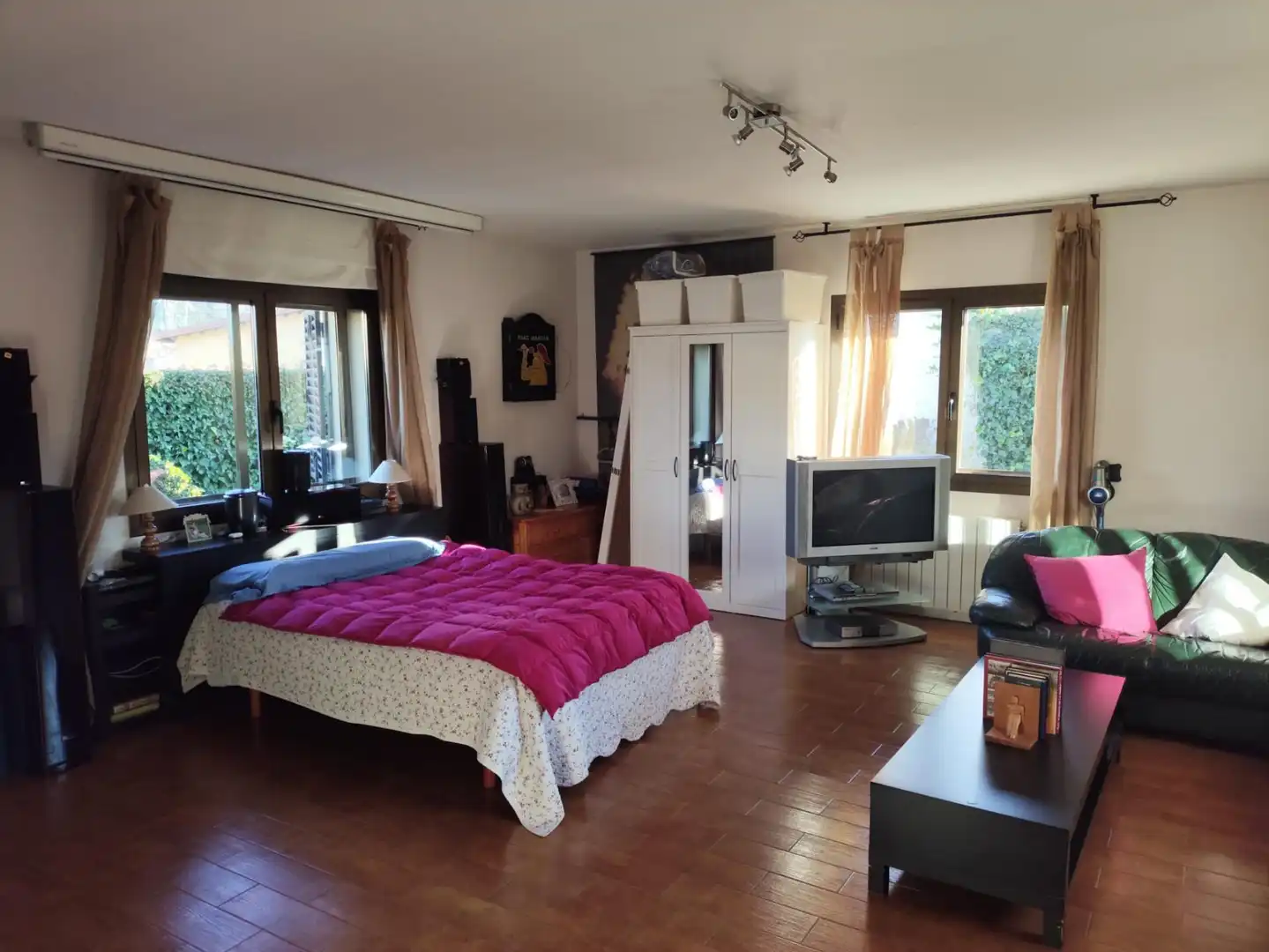 Houses for sale in Calle de San Lázaro, 72, Buitrago del Lozoya Bedroom of Houses for sale in Buitrago del Lozoya with Air Conditioner, Terrace and Swimming Pool