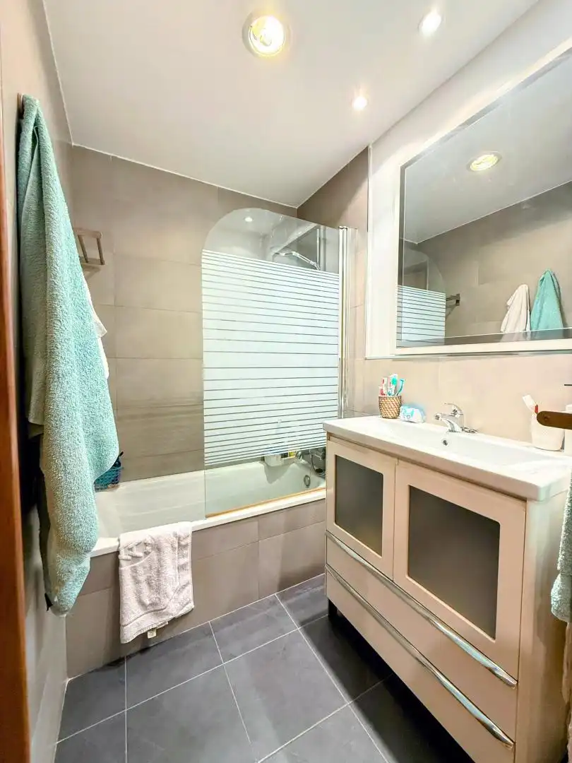 Flat for sale in Calle de Francisco José Arroyo, 2, Palomas Bathroom of Flat for sale in Madrid Capital with Terrace, Swimming Pool and Balcony