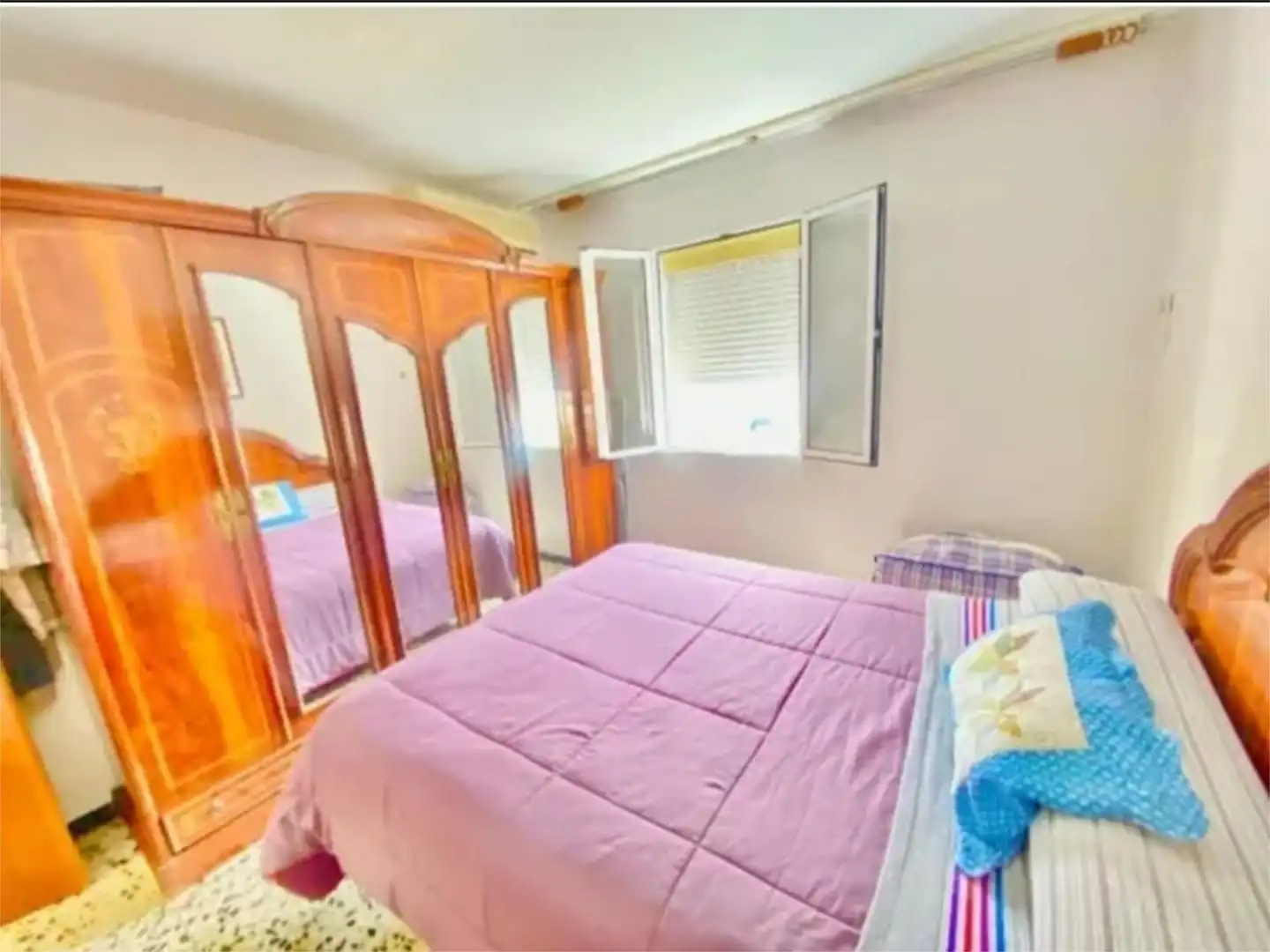 Piso en venta en Calle Divinas Palabras, 18, La Oliva Habitación de Piso en venta en Sevilla con Aire acondicionado y Amueblado