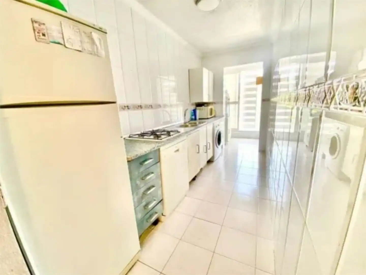 Piso en venta en Calle Divinas Palabras, 18, La Oliva Cocina de Piso en venta en Sevilla con Aire acondicionado y Amueblado