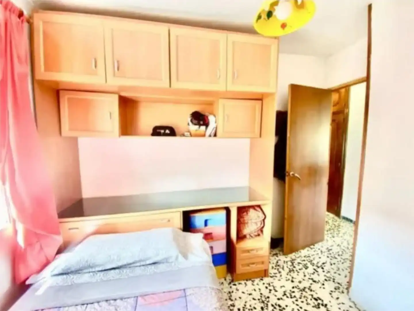 Piso en venta en Calle Divinas Palabras, 18, La Oliva Habitación de Piso en venta en Sevilla con Aire acondicionado y Amueblado