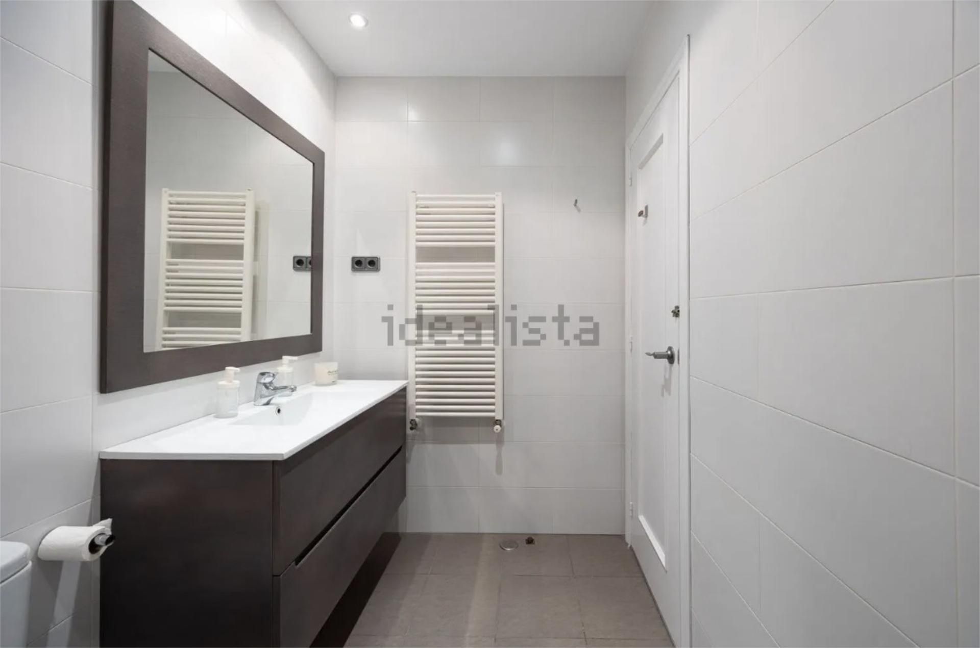 Pis de lloguer a Calle del Doctor Zamenhof, 14, Universidad - Malasaña Bany de Pis de lloguer en Madrid Capital amb Calefacció, Parquet i Moblat