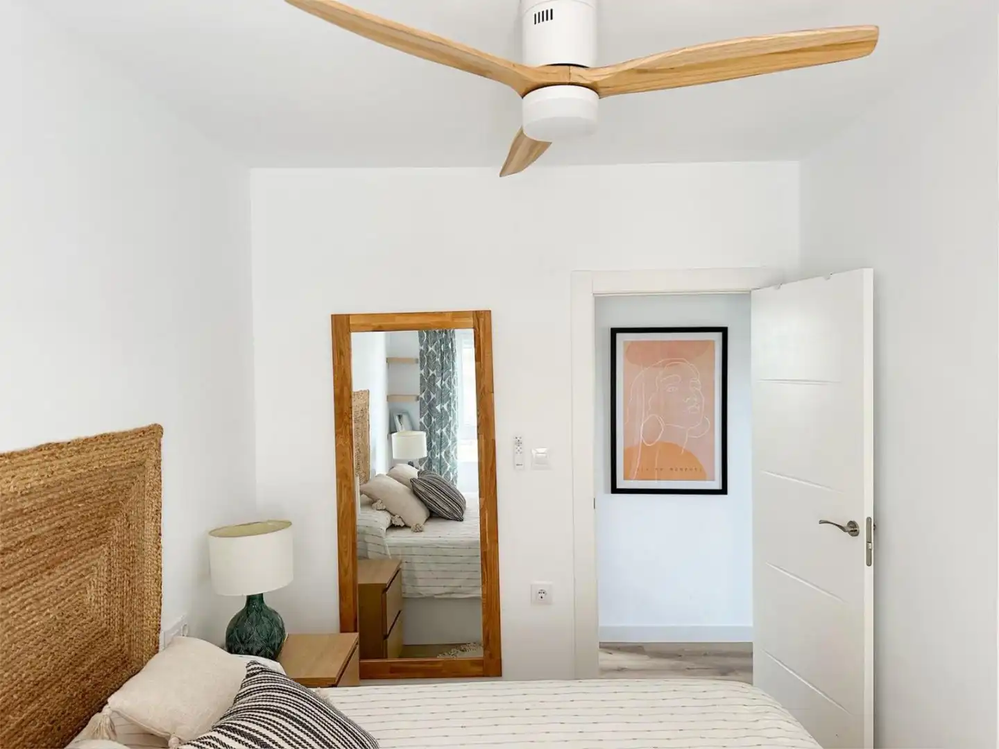 Bedroom of Flat for rent in Valencia  with Air Conditioner, Furnished and Balcony