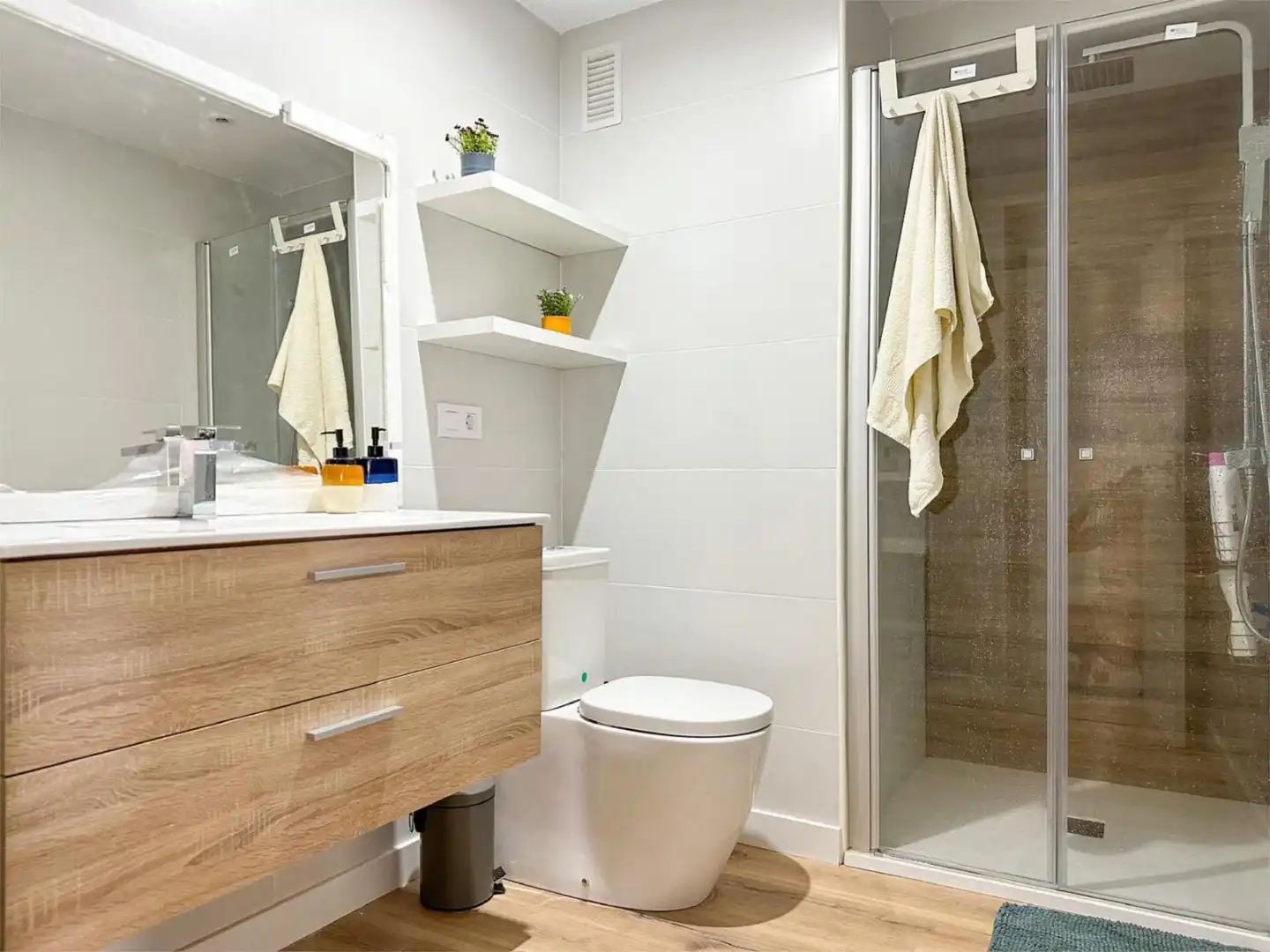 Bathroom of Flat for rent in Valencia  with Air Conditioner, Furnished and Balcony