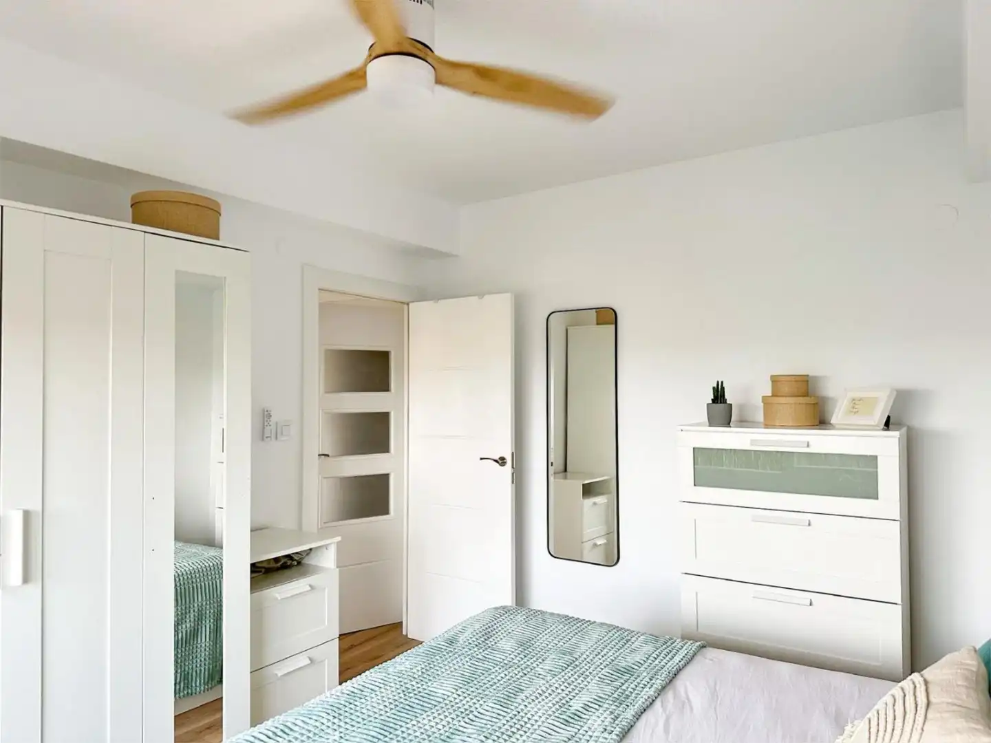 Bedroom of Flat for rent in Valencia  with Air Conditioner, Furnished and Balcony