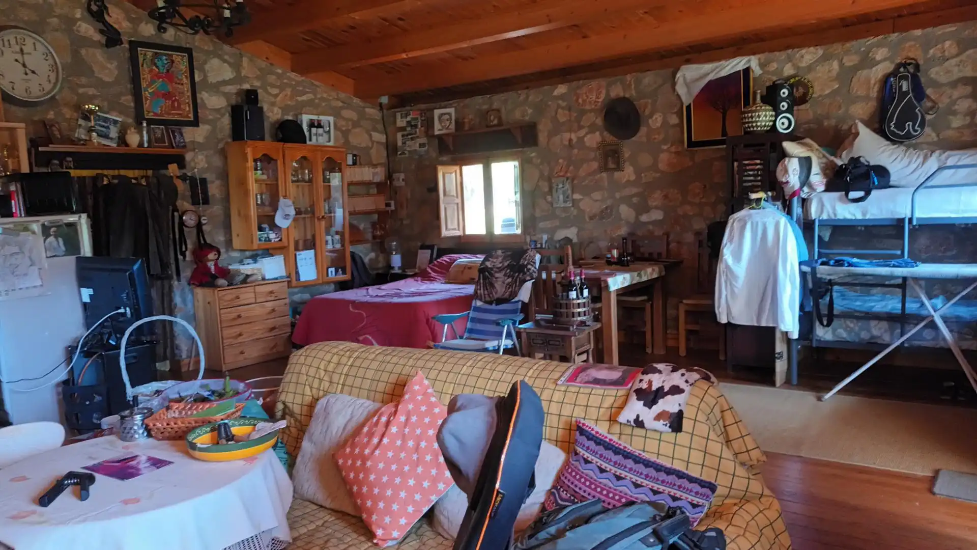 Finca rústica en venda a Lugar Huerta del Humilladero, 1, Guadix Sala d'estar de Finca rústica en venda en Guadix amb Jardí privat i TV