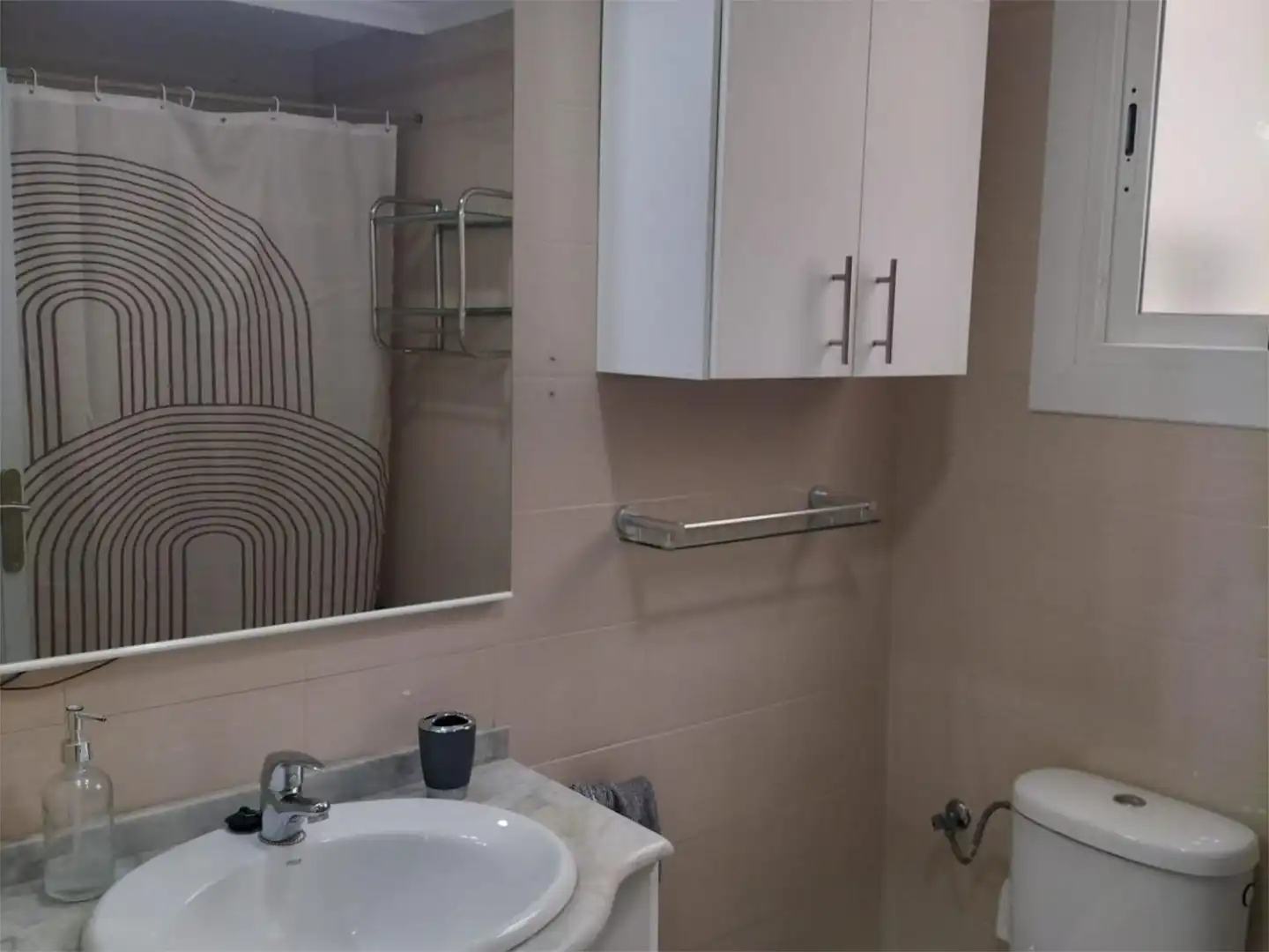 Zimmer in Plaça de l'Escultor Adsuara, 8, Zona Avenida del Mar Badezimmer von Wohnung zur untervermieten in Castellón de la Plana / Castelló de la Plana mit Heizung, Abstellraum und Möbliert