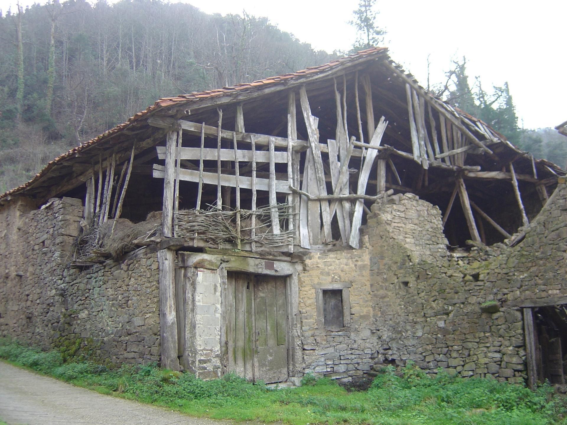 Vista exterior de Casa adosada en venda en Cillorigo de Liébana amb Jardí privat