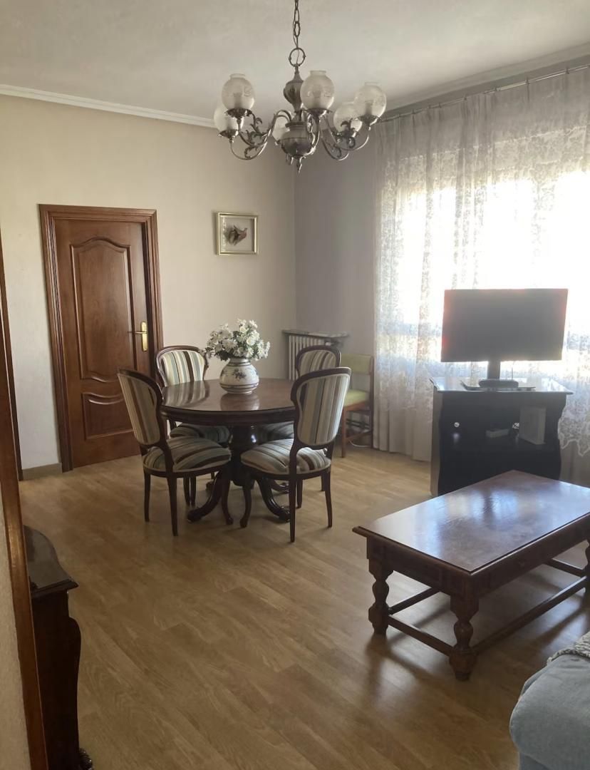 Menjador de Pis de lloguer en Valladolid Capital amb Calefacció, Parquet i Moblat