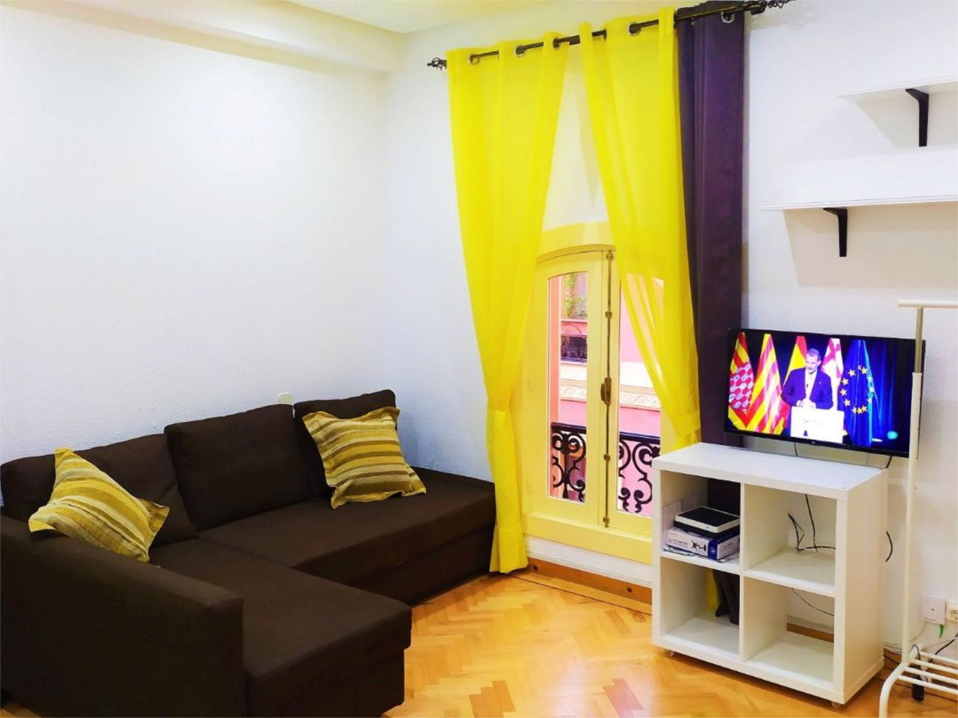 Study to rent in Calle de la Montera, 35, Sol Living room of Study to rent in Madrid Capital with Heating, Parquet flooring and Furnished