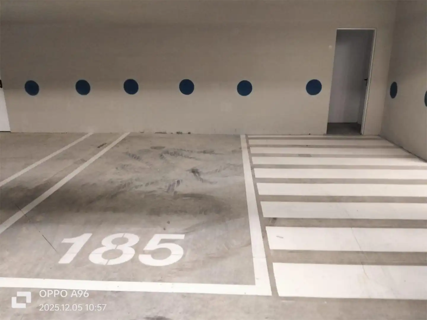 Parkplatz von Wohnung zum Verkauf in Tomares mit Klimaanlage, Terrasse und Schwimmbad